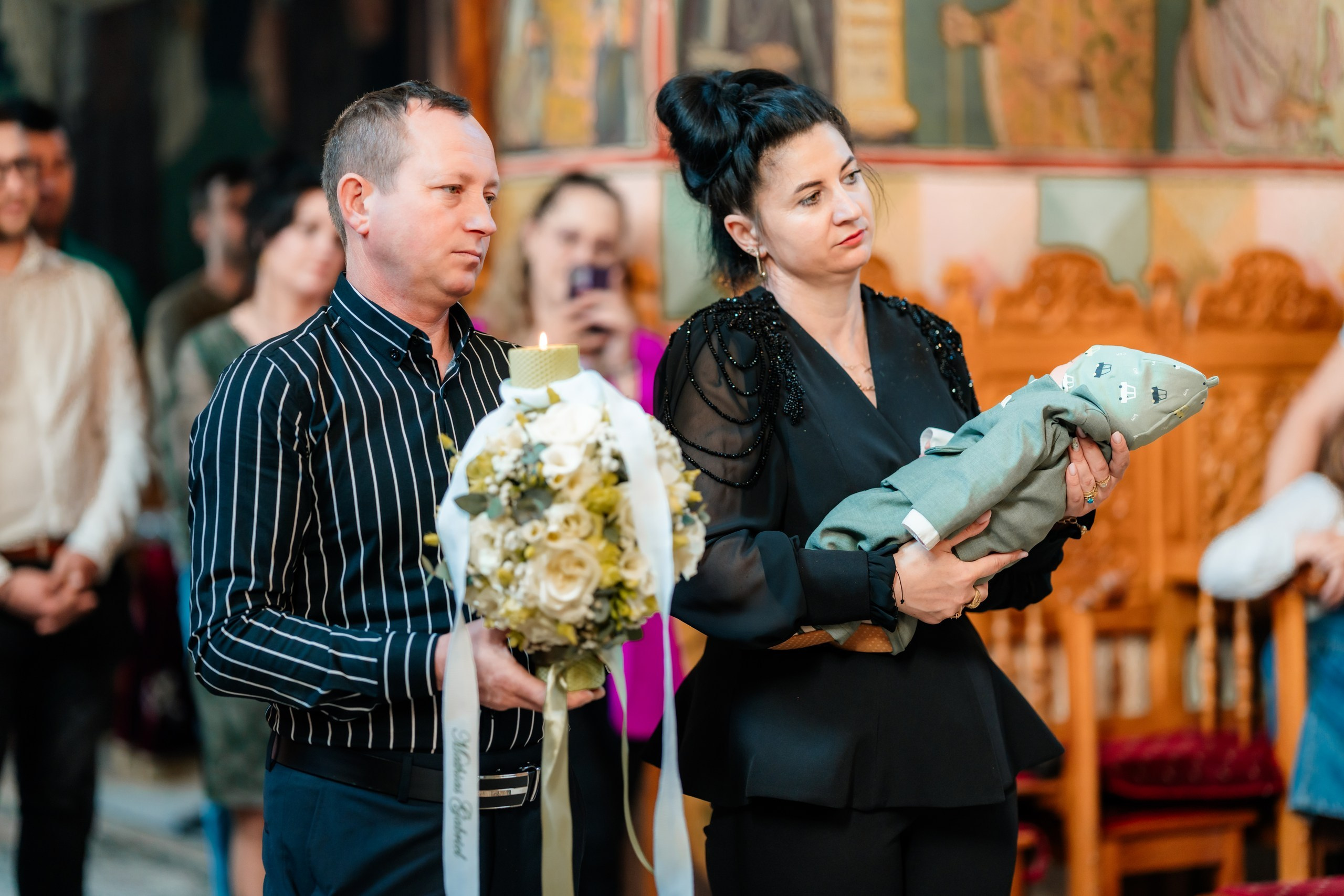 - Preotul ținându-l pe micuțul Mathias Gabriel la botez, în biserica Înălțarea Domnului, Copălău  - Detalii de la botezul lui Mathias – lumânare, trusou și icoană  - Familia lui Mathias Gabriel alături de micuț, în ziua botezului  - Portret emoționant cu mama și bebelușul în brațe, în biserică,fotograf profesionist evenimente Botoșani, Iași, Suceava, Fălticeni, Bacău, Pașcani, Roman - AlinoFotoStudio by Alin Chirilă - servicii foto nuntă, botez, cununie, ședințe foto creative, albume personalizate, fotografii emoționante și calitative pentru cele mai importante momente din viață,fotograf nuntă Botoșani Alin Chirilă,  ședință foto botez Iași - AlinoFotoStudio,  servicii fotograf profesionist evenimente Suceava,  fotograf cununie civilă Fălticeni - Alin Chirilă,  album foto nuntă personalizat Bacău.“Bebeluș botezat în biserică, ținut în brațe de nași”	•	“Detaliu cu lumânarea de botez decorată cu flori albe”	•	“Părinți emoționați alături de copilul lor la ceremonia de botez”	•	“Masa festivă de botez cu decor tematic și tort personalizat”	•	“Momentul în care preotul toarnă apă sfințită pe fruntea bebelușului”	“Bebeluș în rochie albă de botez, zâmbind în brațele mamei”	•	“Detaliu cu cruciulița de botez așezată pe o pernă de satin”	•	“Părinți și nași aprinzând lumânările în timpul ceremoniei de botez”	•	“Tort de botez decorat cu figurine tematice și numele copilului”	•	“Copil botezat dormind liniștit în pătuțul decorat festiv”	•	“Momentul în care preotul binecuvântează copilul în fața altarului”	•	“Invitați adunându-se în jurul mesei festive la petrecerea de botez”	•	“Bebeluș ținând în mână o jucărie personalizată primită la botez”	•	“Familie fericită pozând împreună după ceremonia de botez”	•	“Decor tematic cu baloane și flori la locația petrecerii de botez” fotograf Botoșani fotograf evenimente fotograf botez Alin Chirila fotograf alinofotostudio.fotograf botez Amelis Maria, fotografie botez Botoșani, fotograf Alin Chirilă, amintiri botez, fotografii botez, botez Amelis Maria, fotograf copii, fotografie botez în Botoșani,