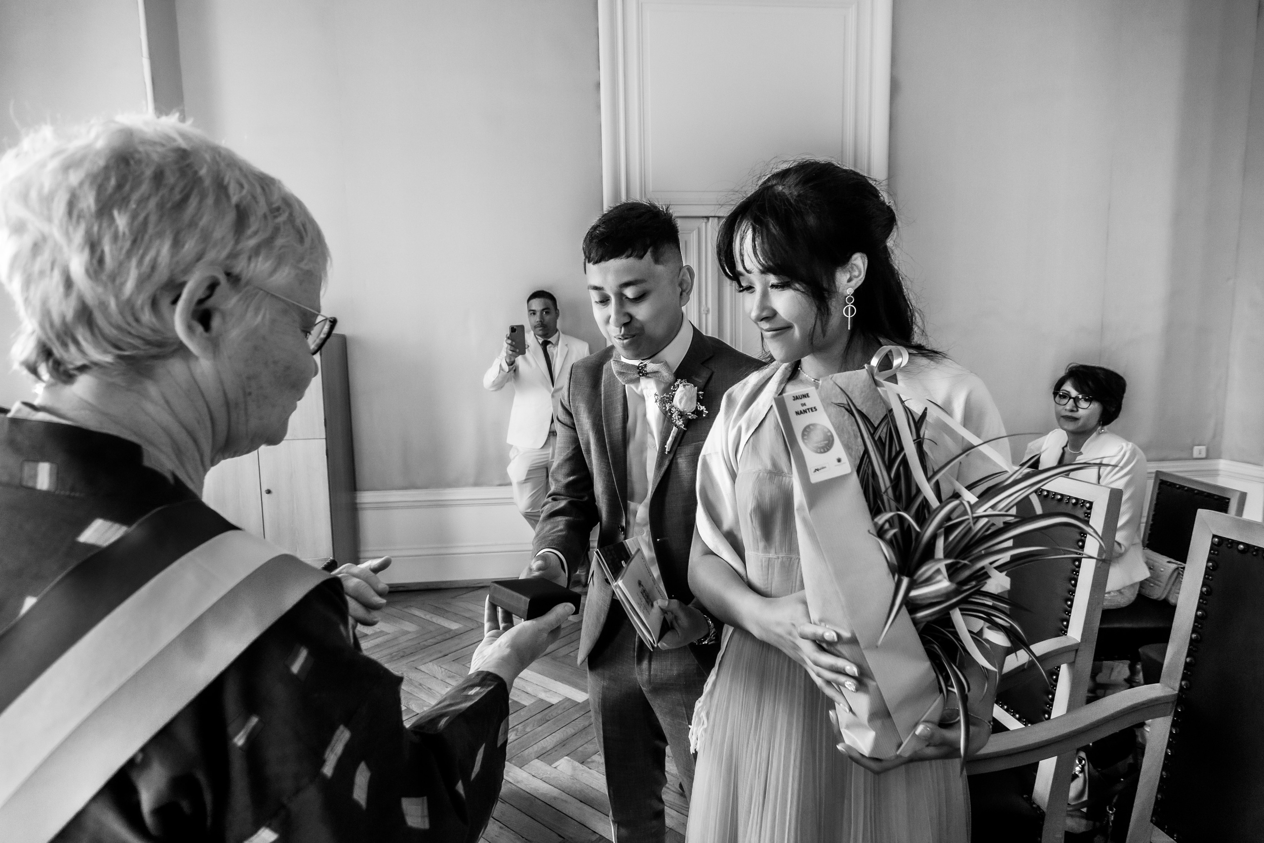 Mariage de Ny & Hasina vue la Loire. Photographe professionnelle à Poitiers, Tours et Châtellerault | Studio photo entre Poitiers et Tours – portraits, familles, entreprises, ma