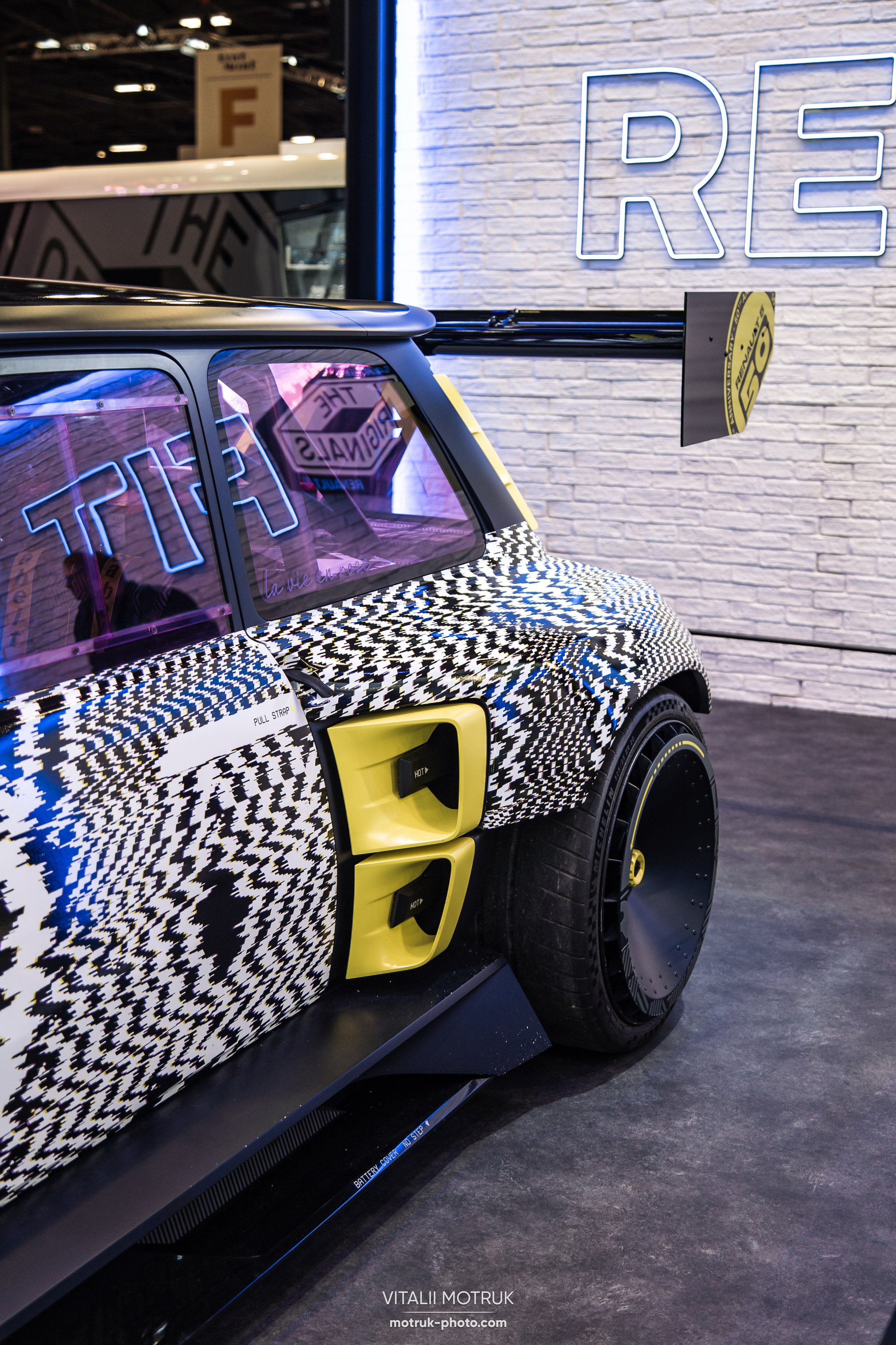 Retromobile 2023. Photographe de voitures à Paris — Vitalii Motruk