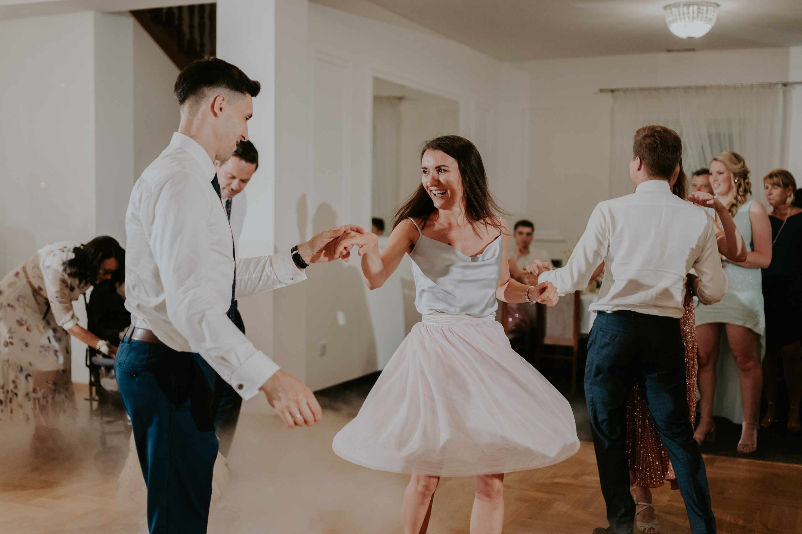 Dwór Wierzbno: plenerowy ślub pod wierzbą. Karkowskafoto - fotografia miłości