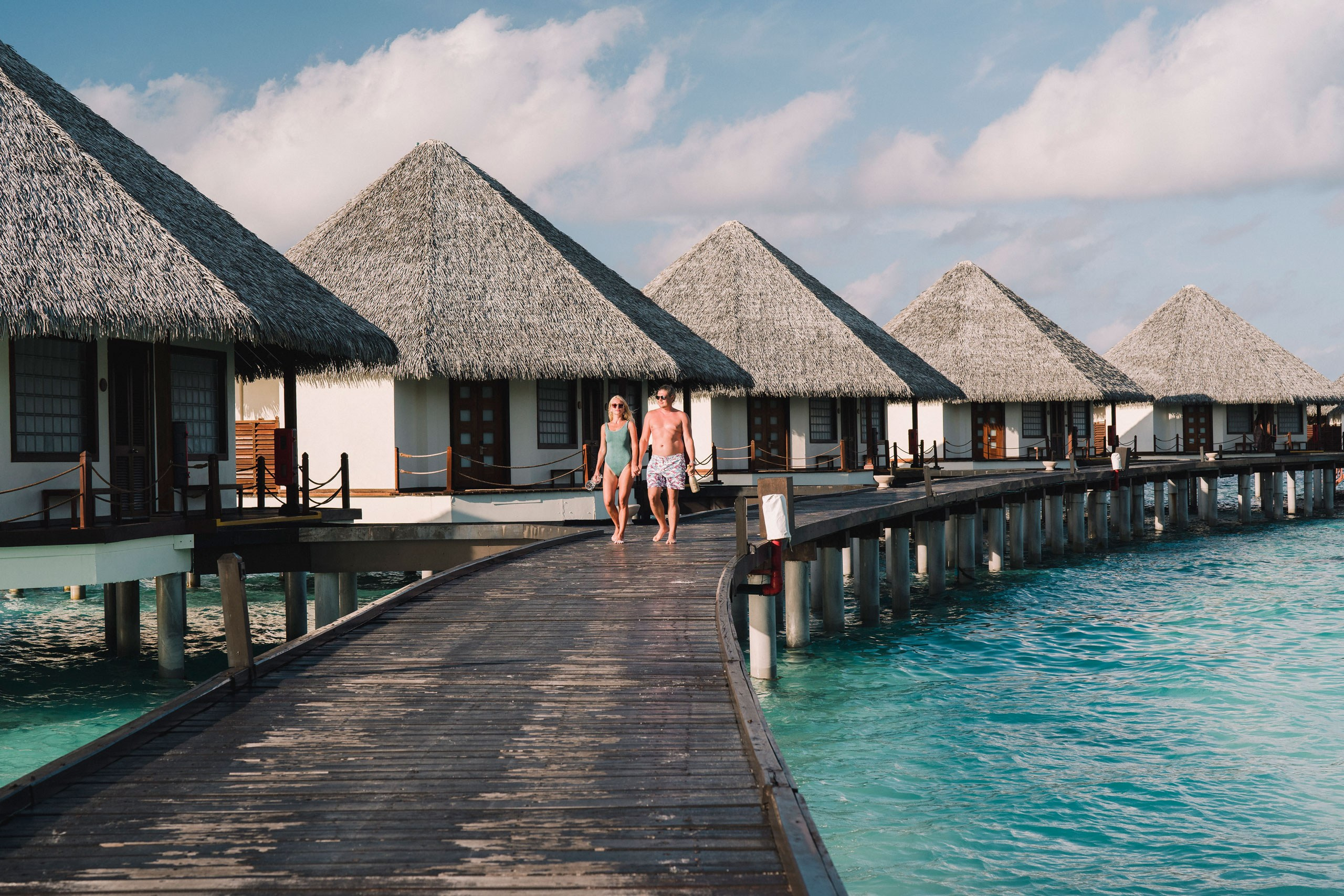 Фаер-шоу для гостей на пустынной свадьбе