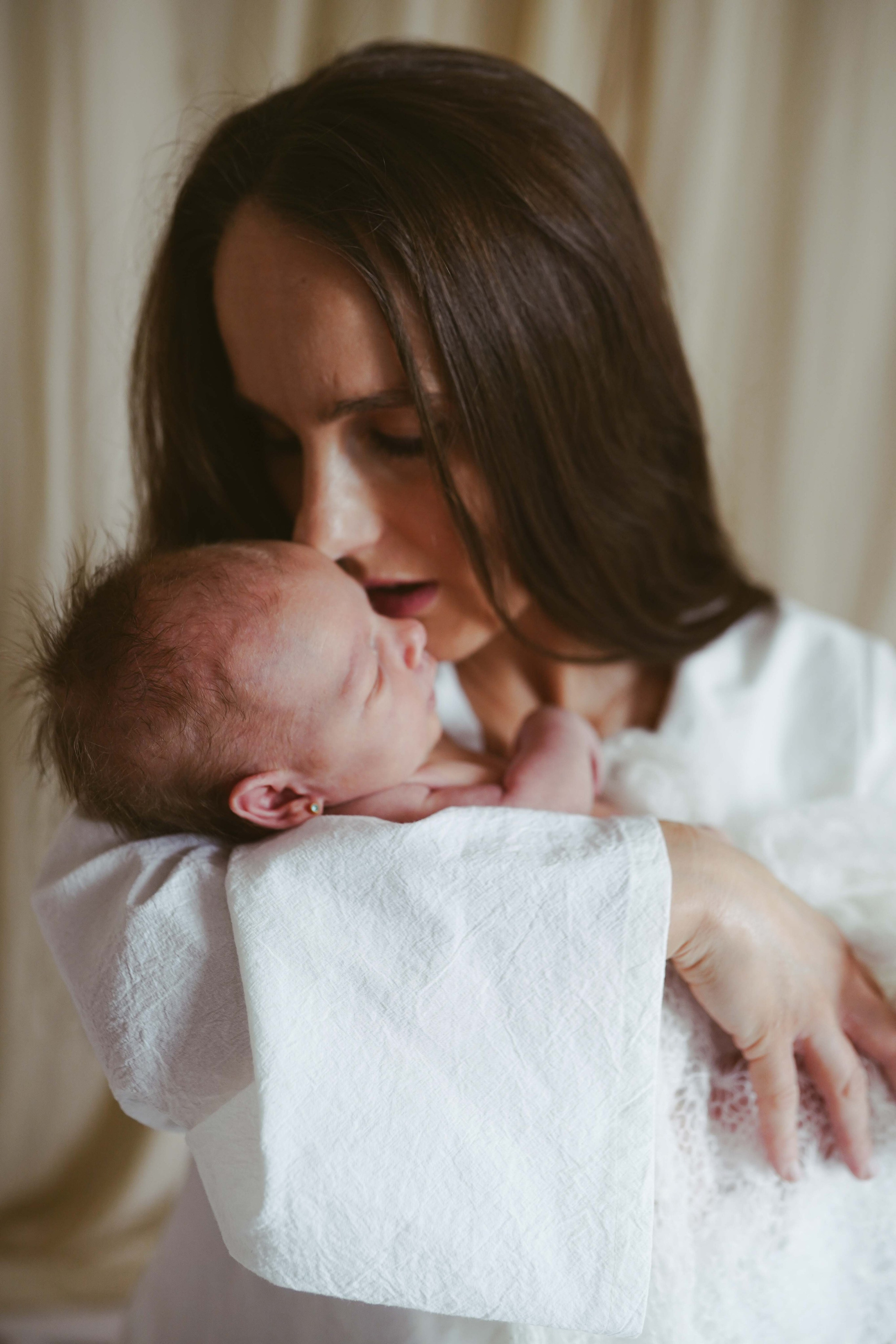 Inspira sesiune foto nou-nascut. Madalina Beda- Artist vizual, fotograf, doula la nastere, consultant babywearing Brasov si in toata tara