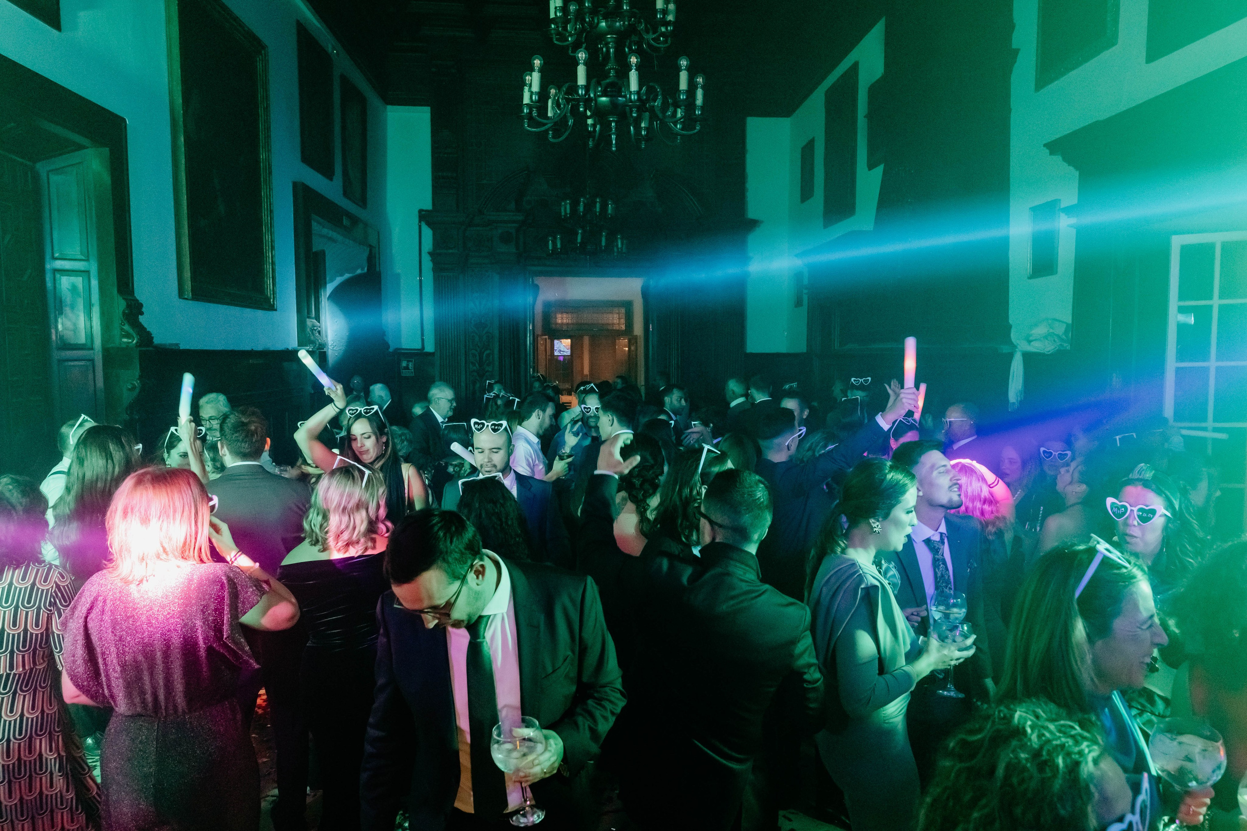 invitados bailando en la fiesta de boda con luces de colores y ambiente animado