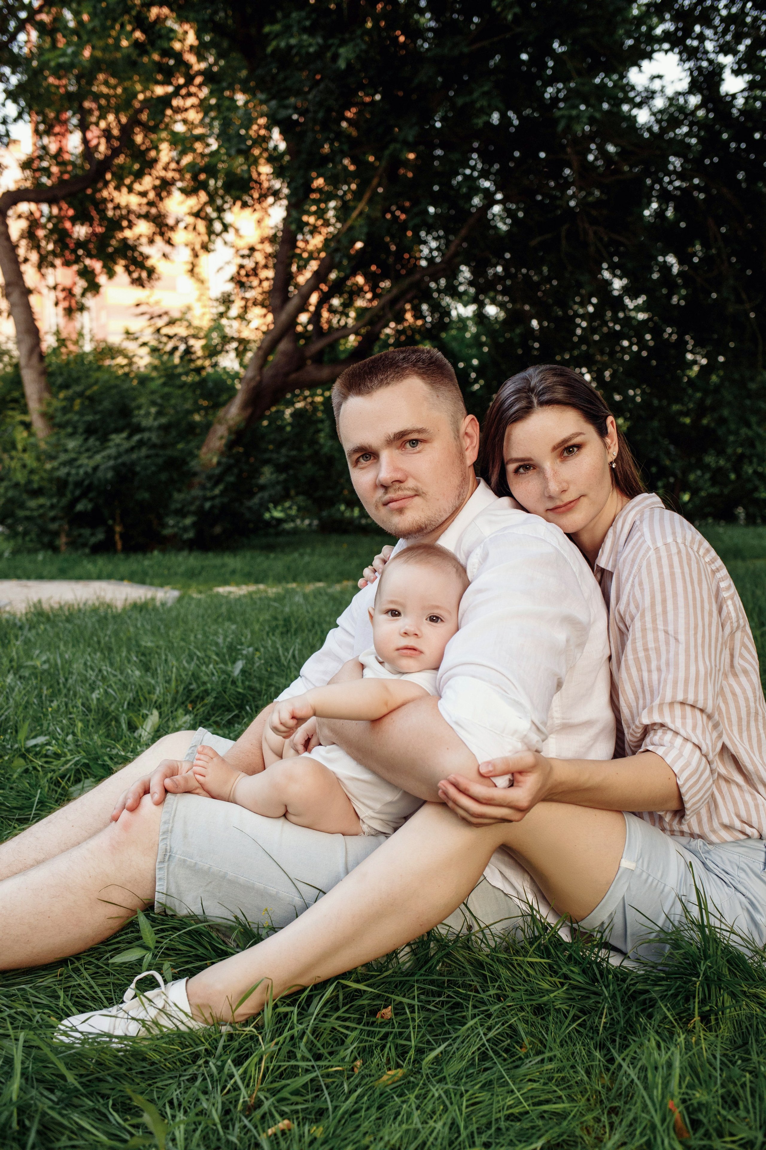 Adorable baby portraits capturing curiosity and first smiles in a natural home setting. Alisa Tant — Family and newborn photographer Bucks County, Montgomery county, Philadelphia, NJ