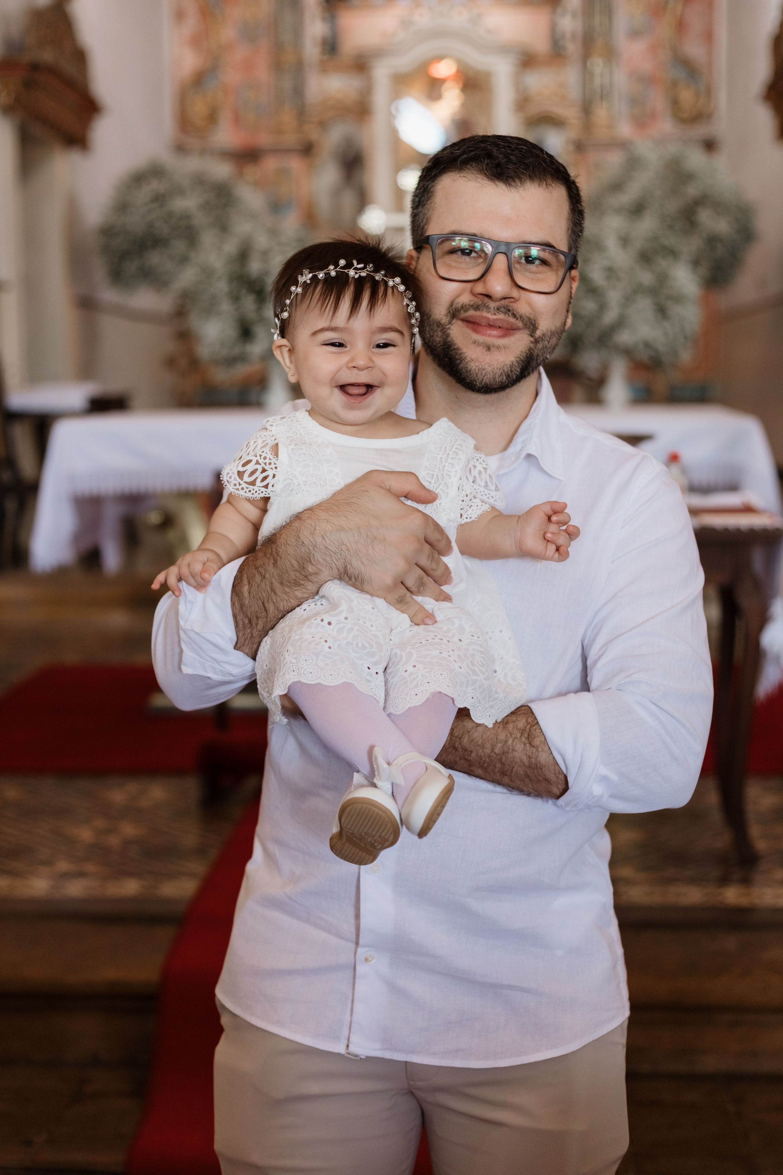 Pai e filha antes da cerimônia do batismo