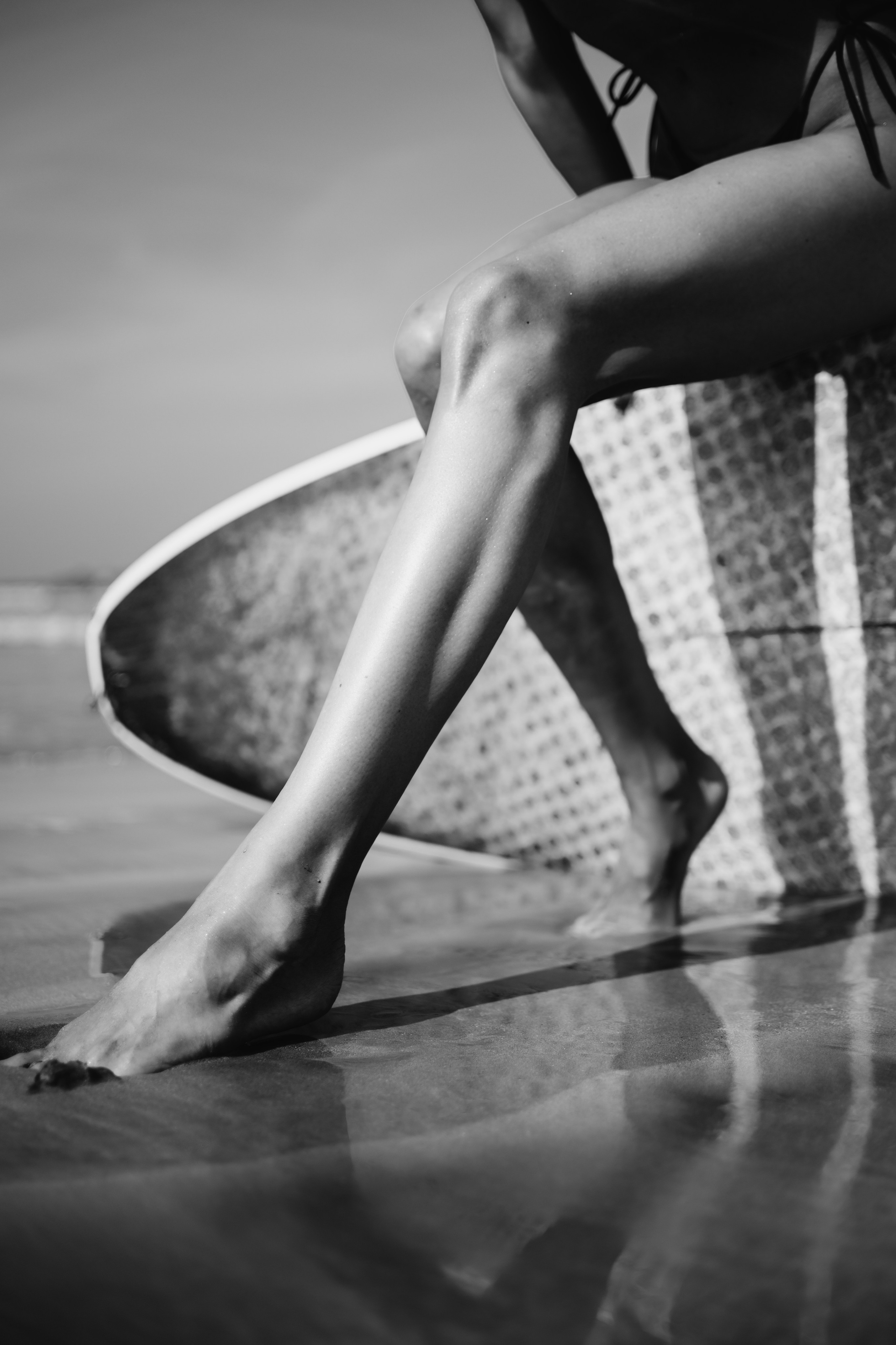 Photoshoot with a surfboard | BW