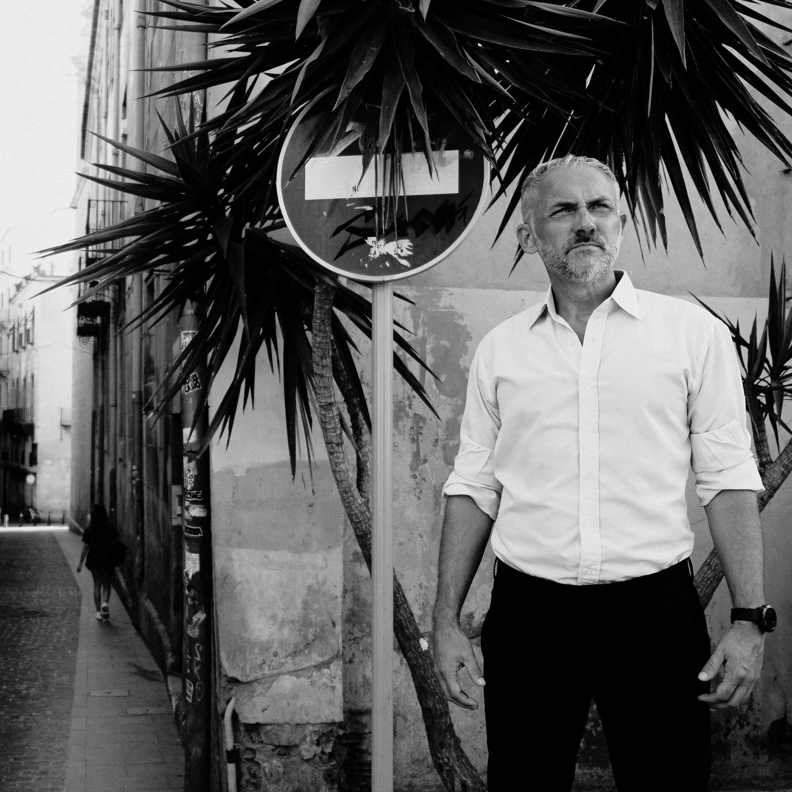 Портретная фотосессия музыканта Robert Skarsbakk в старом городе Аликанте для обложки альбома — Фотограф Андрей Луковников