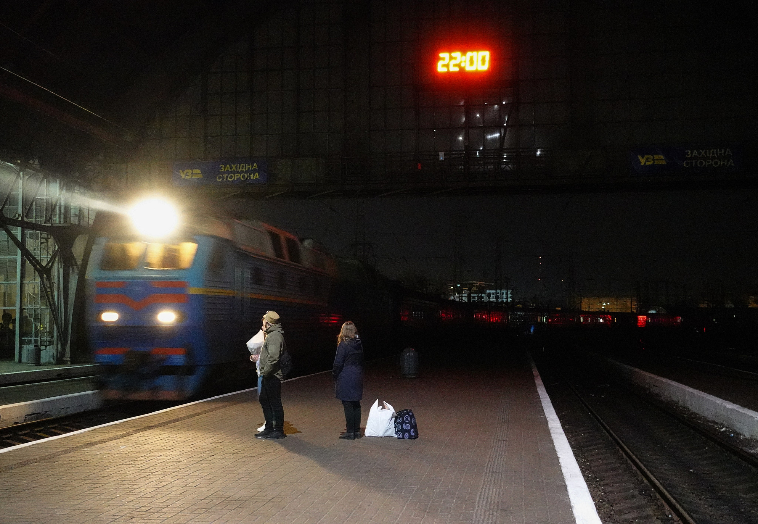 Un train en provenance de Kyiv arrive en gare de Lviv, apportant avec lui des réfugiés, des blessés ou des civils fuyant les zones de conflit.