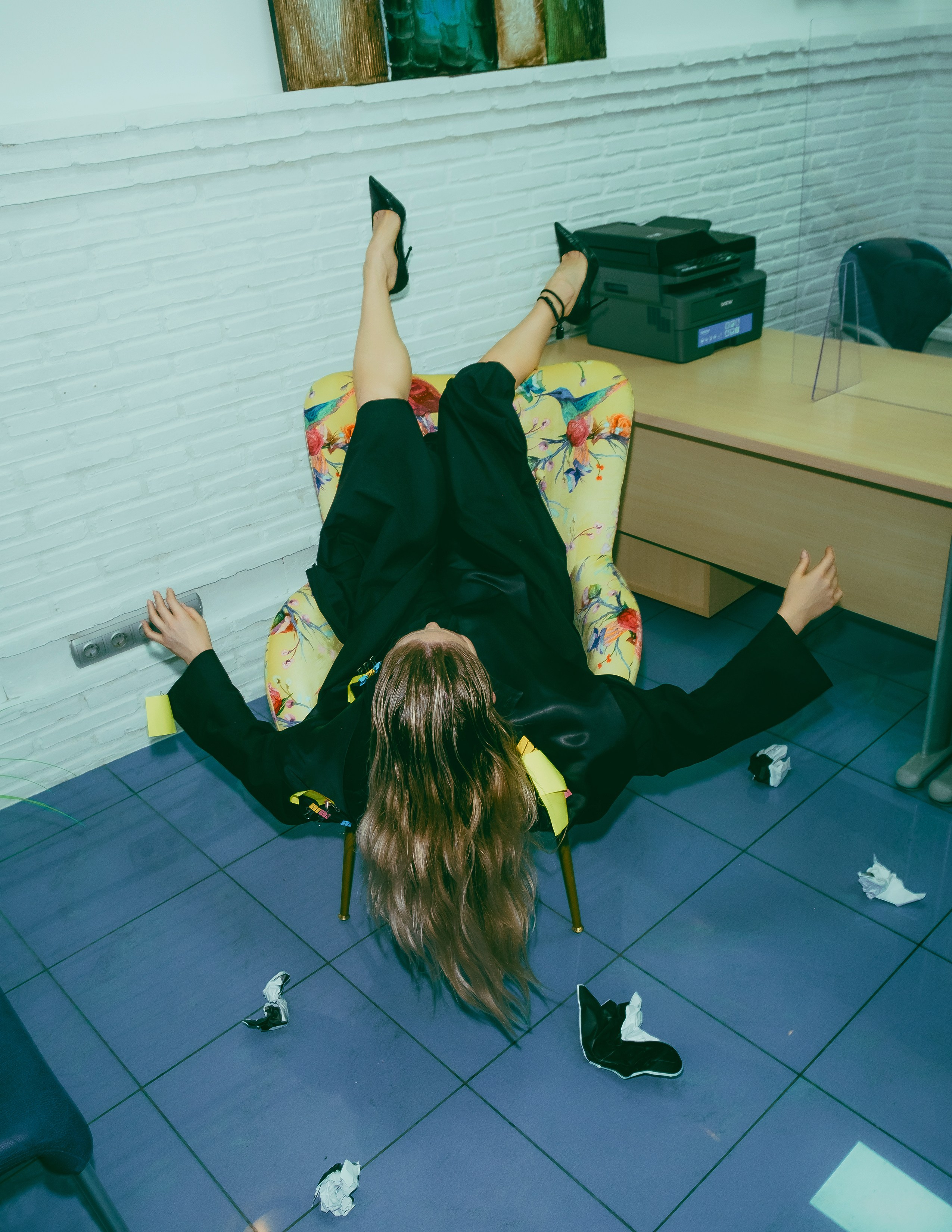 Креативная фотосессия адвоката в офисе в Аликанте, Торревьеха