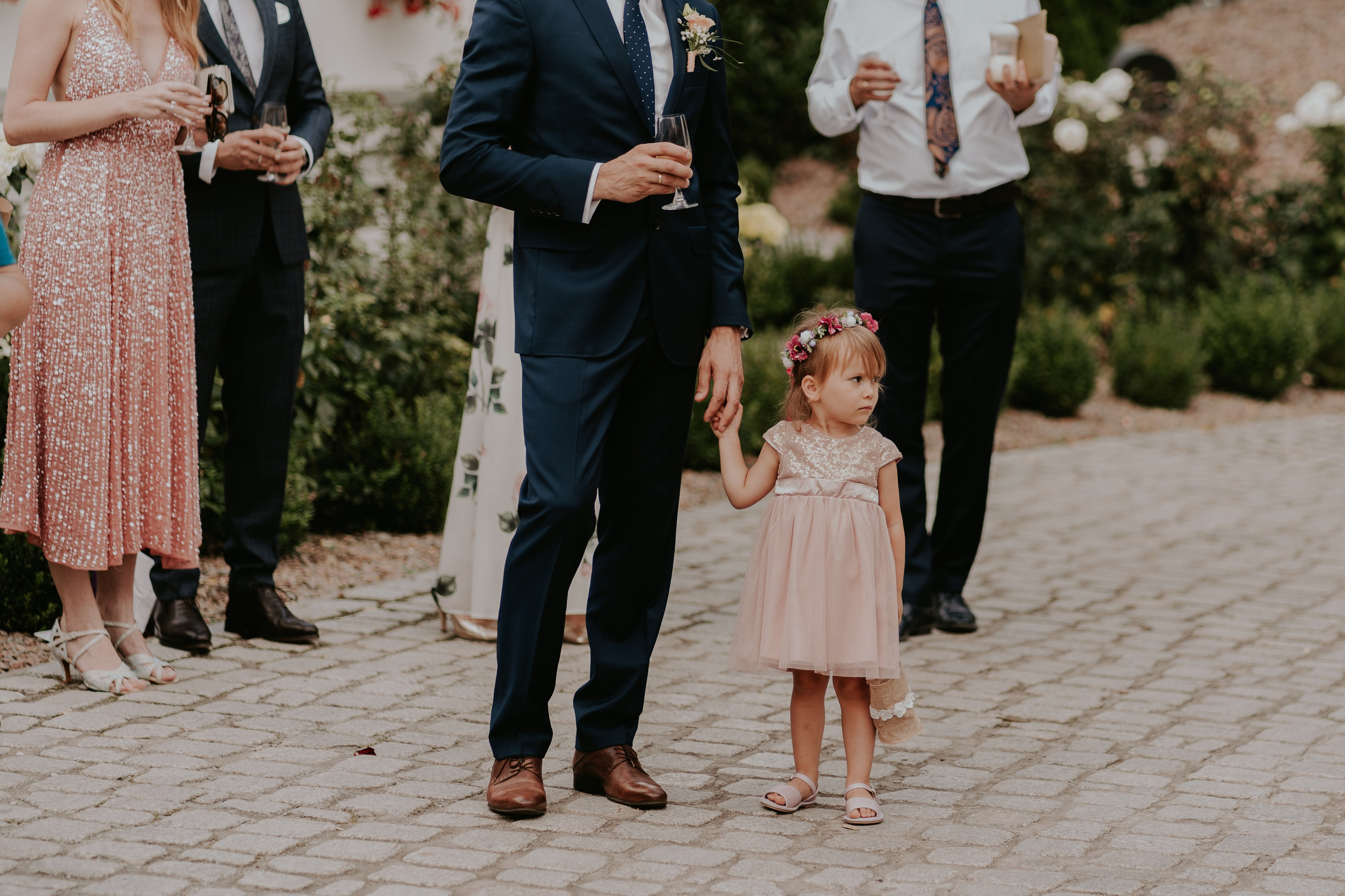 Dwór Wierzbno: plenerowy ślub pod wierzbą. Karkowskafoto - fotografia miłości