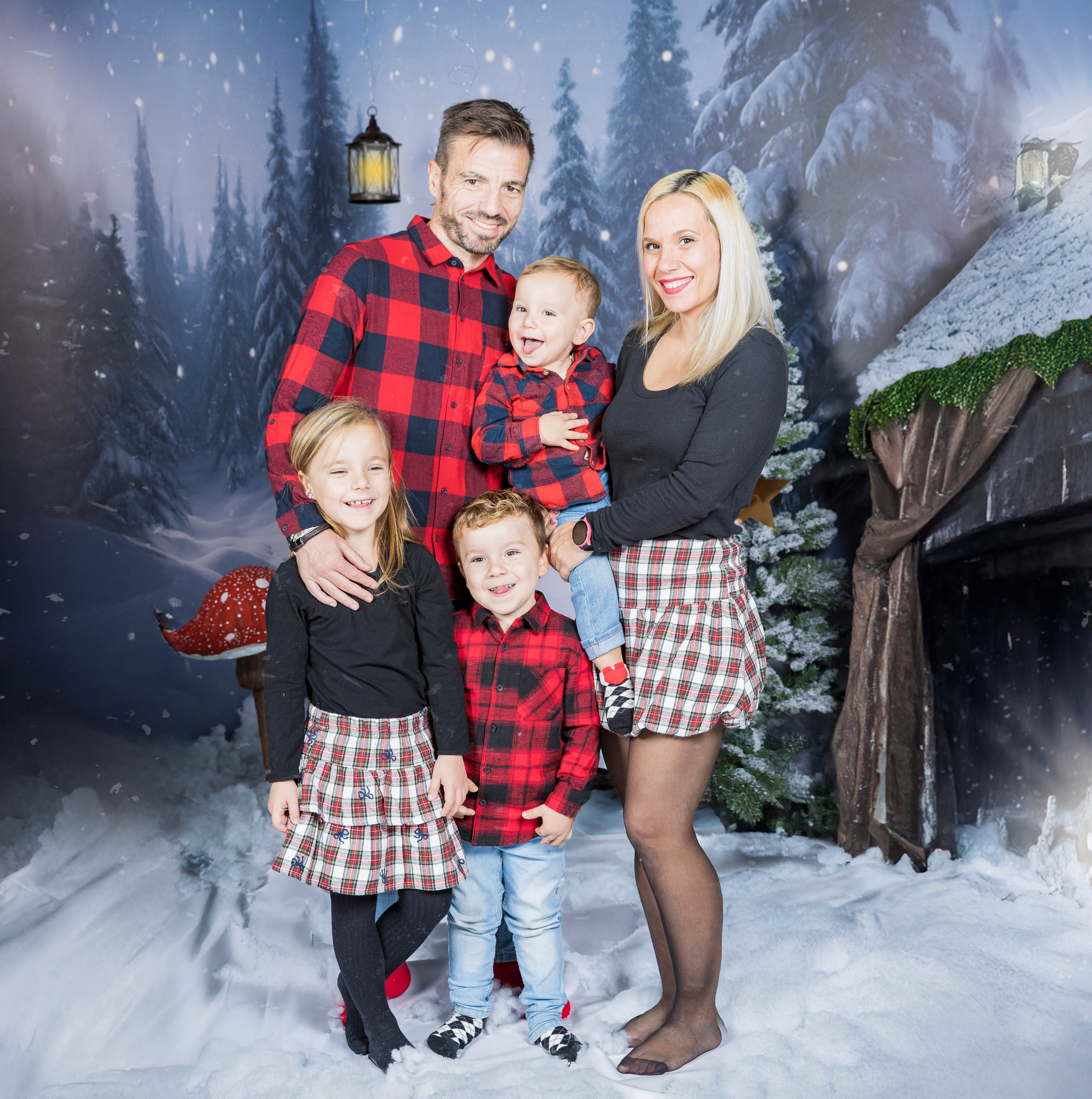 “Familia posando en el Bosque Mágico de Navidad – Rainbox Estudio de Fotografía Torrejón de Ardoz”