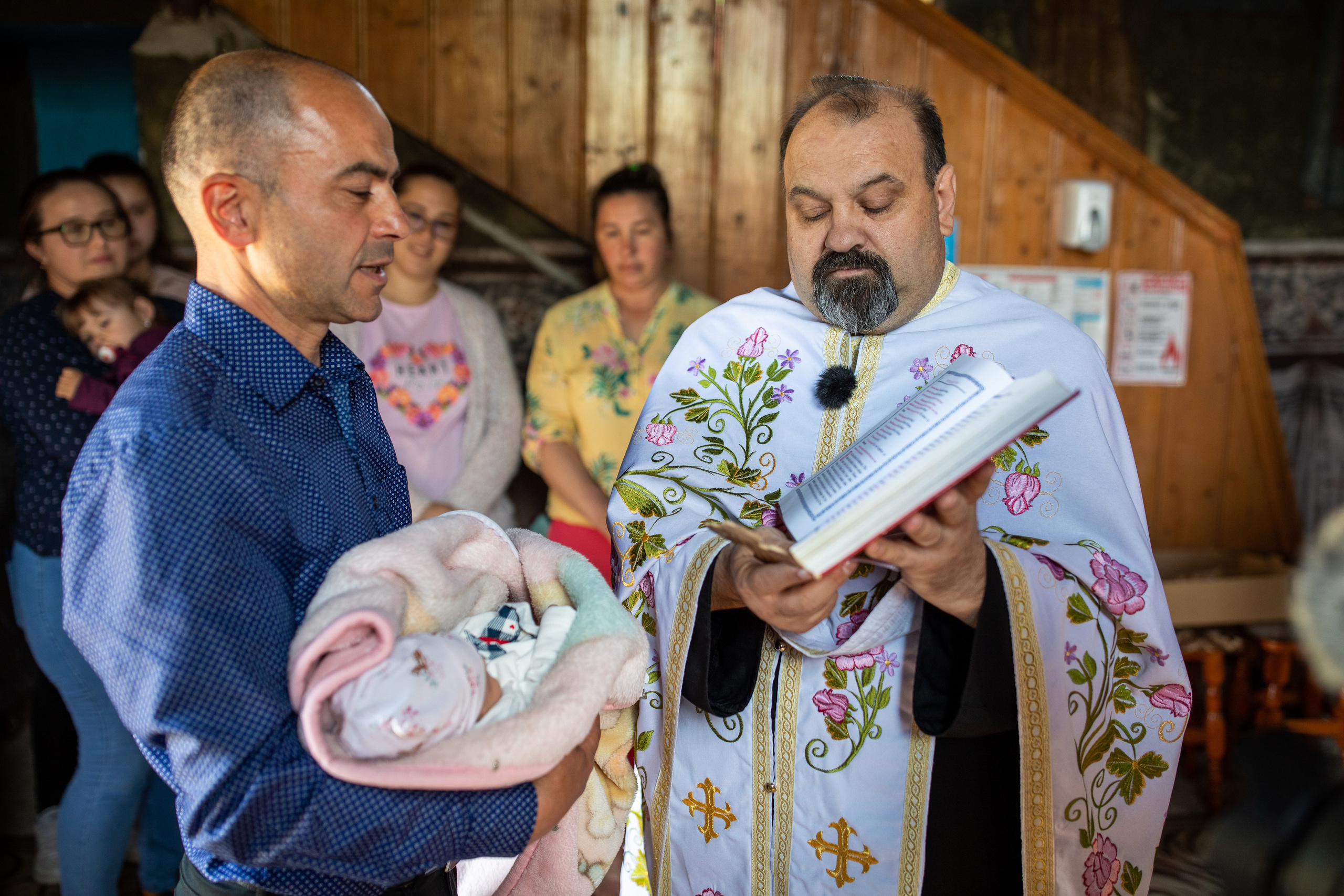 “Bebeluș botezat în biserică, ținut în brațe de nași” • “Detaliu cu lumânarea de botez decorată cu flori albe” • “Părinți emoționați alături de copilul lor la ceremonia de botez” • “Masa festivă de botez cu decor tematic și tort personalizat” • “Momentul în care preotul toarnă apă sfințită pe fruntea bebelușului” “Bebeluș în rochie albă de botez, zâmbind în brațele mamei” • “Detaliu cu cruciulița de botez așezată pe o pernă de satin” • “Părinți și nași aprinzând lumânările în timpul ceremoniei de botez” • “Tort de botez decorat cu figurine tematice și numele copilului” • “Copil botezat dormind liniștit în pătuțul decorat festiv” • “Momentul în care preotul binecuvântează copilul în fața altarului” • “Invitați adunându-se în jurul mesei festive la petrecerea de botez” • “Bebeluș ținând în mână o jucărie personalizată primită la botez” • “Familie fericită pozând împreună după ceremonia de botez” • “Decor tematic cu baloane și flori la locația petrecerii de botez” fotograf Botoșani fotograf evenimente fotograf botez Alin Chirila fotograf alinofotostudio,- Preotul ținându-l pe micuțul Mathias Gabriel la botez, în biserica Înălțarea Domnului, Copălău - Detalii de la botezul lui Mathias – lumânare, trusou și icoană - Familia lui Mathias Gabriel alături de micuț, în ziua botezului - Portret emoționant cu mama și bebelușul în brațe, în biserică,fotograf profesionist evenimente Botoșani, Iași, Suceava, Fălticeni, Bacău, Pașcani, Roman - AlinoFotoStudio by Alin Chirilă - servicii foto nuntă, botez, cununie, ședințe foto creative, albume personalizate, fotografii emoționante și calitative pentru cele mai importante momente din viață,fotograf nuntă Botoșani Alin Chirilă, ședință foto botez Iași - AlinoFotoStudio, servicii fotograf profesionist evenimente Suceava, fotograf cununie civilă Fălticeni - Alin Chirilă, album foto nuntă personalizat Bacău.“Bebeluș botezat în biserică, ținut în brațe de nași” • “Detaliu cu lumânarea de botez decorată cu flori albe” • “Părinți emoționați alături de copilul lor la ceremonia de botez” • “Masa festivă de botez cu decor tematic și tort personalizat” • “Momentul în care preotul toarnă apă sfințită pe fruntea bebelușului” “Bebeluș în rochie albă de botez, zâmbind în brațele mamei” • “Detaliu cu cruciulița de botez așezată pe o pernă de satin” • “Părinți și nași aprinzând lumânările în timpul ceremoniei de botez” • “Tort de botez decorat cu figurine tematice și numele copilului” • “Copil botezat dormind liniștit în pătuțul decorat festiv” • “Momentul în care preotul binecuvântează copilul în fața altarului” • “Invitați adunându-se în jurul mesei festive la petrecerea de botez” • “Bebeluș ținând în mână o jucărie personalizată primită la botez” • “Familie fericită pozând împreună după ceremonia de botez” • “Decor tematic cu baloane și flori la locația petrecerii de botez” fotograf Botoșani fotograf evenimente fotograf botez Alin Chirila fotograf alinofotostudio.fotograf botez Amelis Maria, fotografie botez Botoșani, fotograf Alin Chirilă, amintiri botez, fotografii botez, botez Amelis Maria, fotograf copii, fotografie botez în Botoșani,