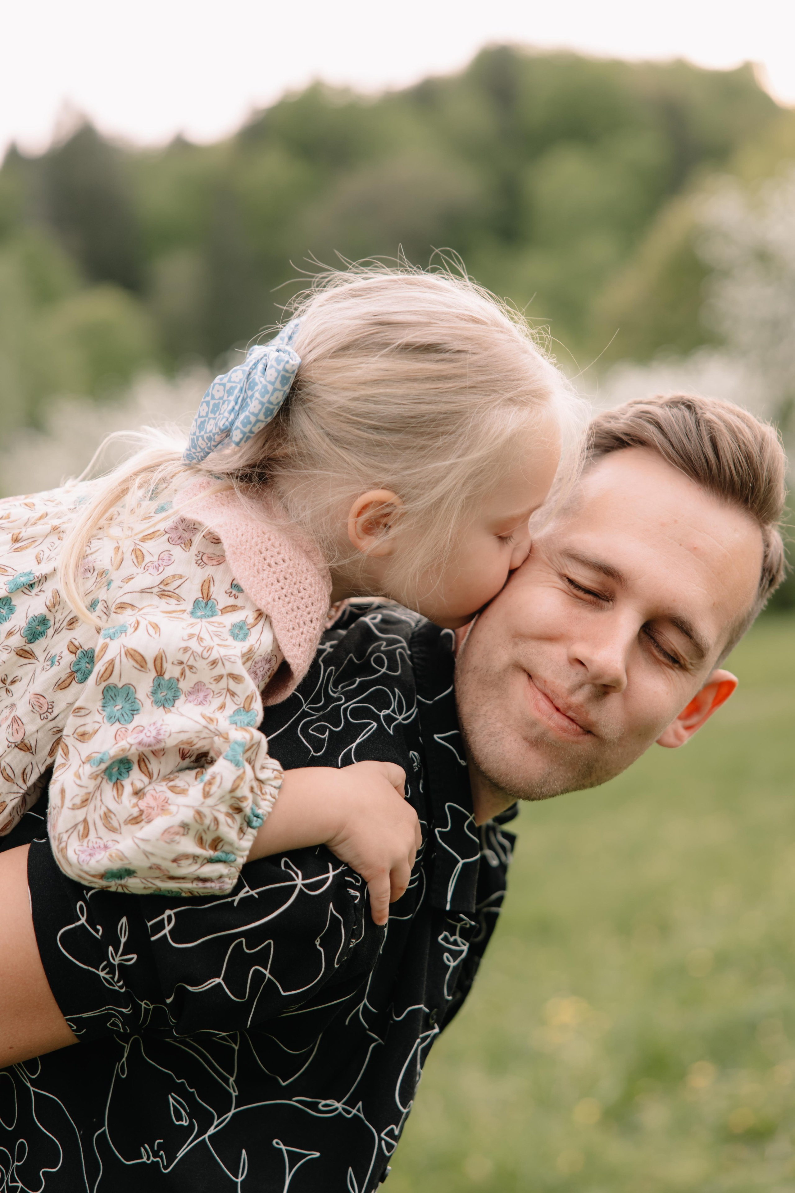 Šeimos fotosesija Vilniuje — namie, gamtoje, studijoje. Framed by Evelina | Vestuvių fotografė