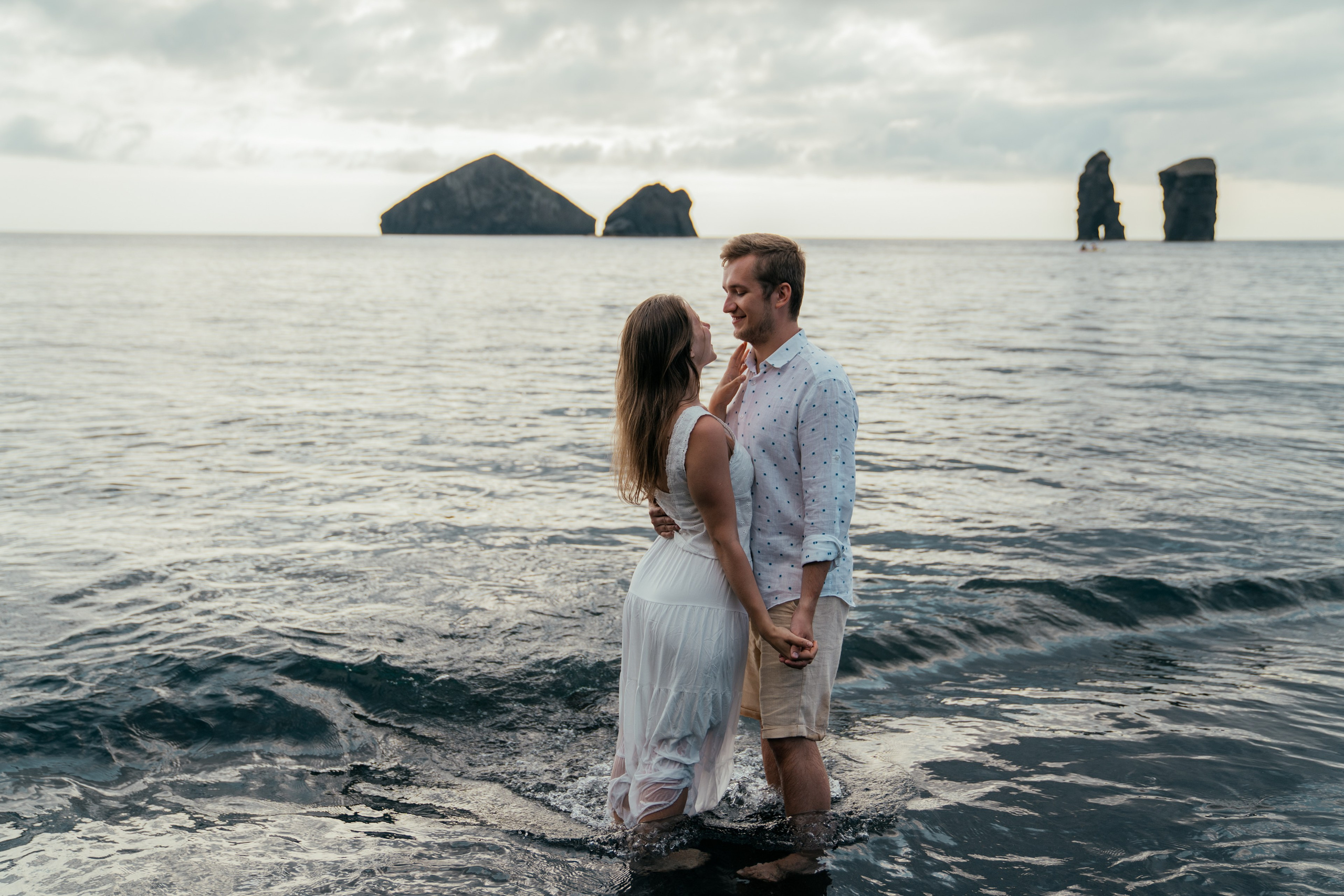 Svatba ve dvou u oceánu na pláži s černým pískem, elopement focení zachycující tichý okamžik lásky, propojení páru a jedinečnou atmosféru exotického místa.