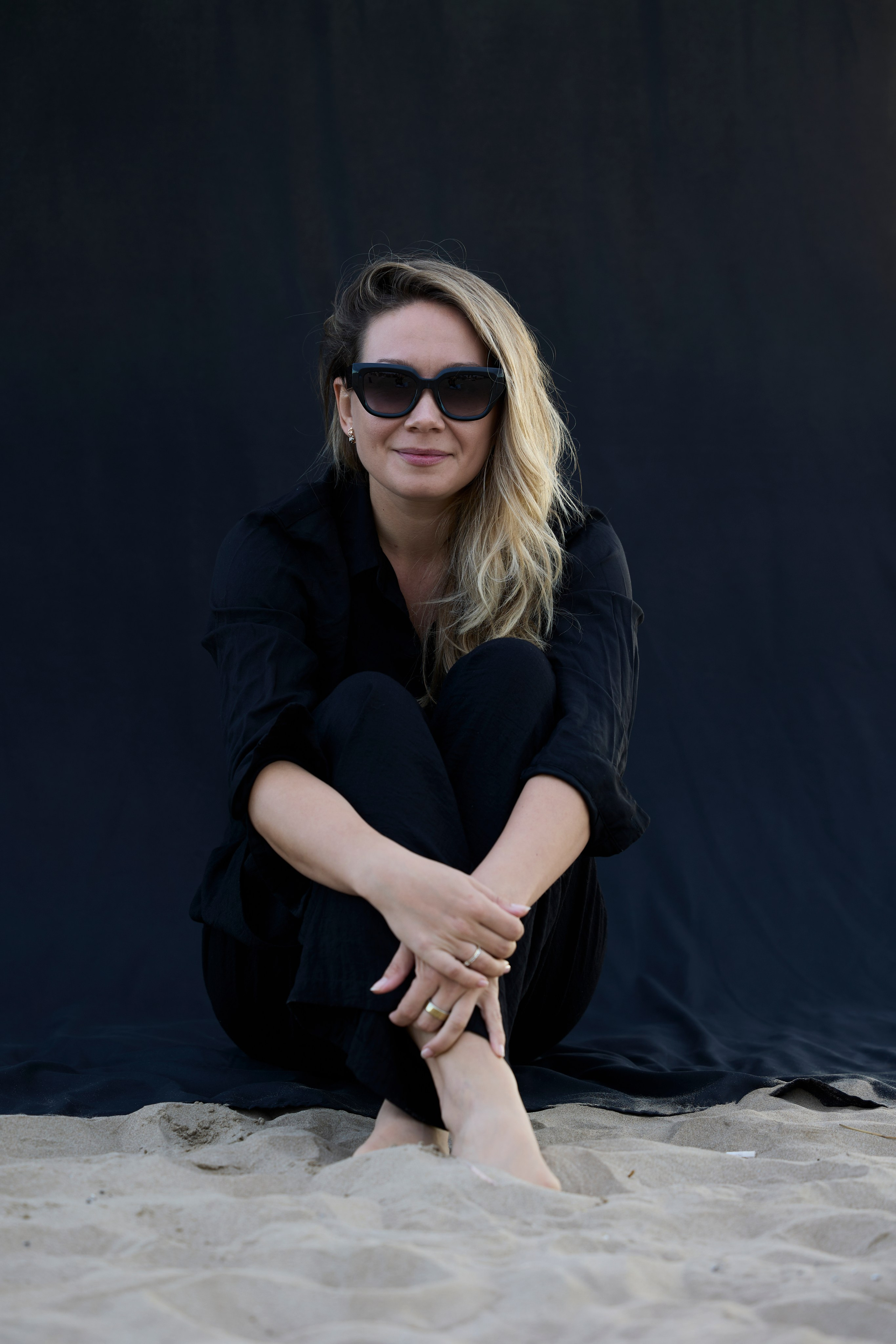 Retrato lifestyle con gafas de sol en la playa de La Malvarrosa en Valencia