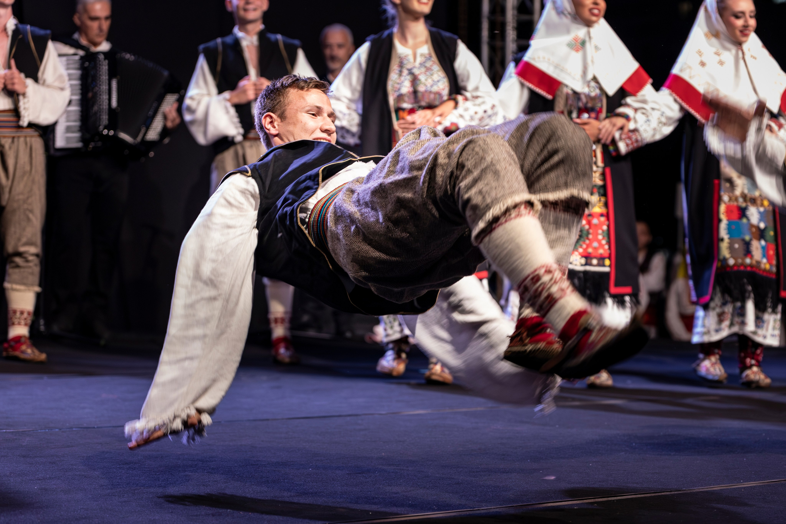 Tradicionalni folklorni ansambli izvode plesove i pjesme na Internacionalnom festivalu folklora u Sarajevu, prikazujući bogatstvo narodnih nošnji i kulturnih izraza iz različitih zemalja.