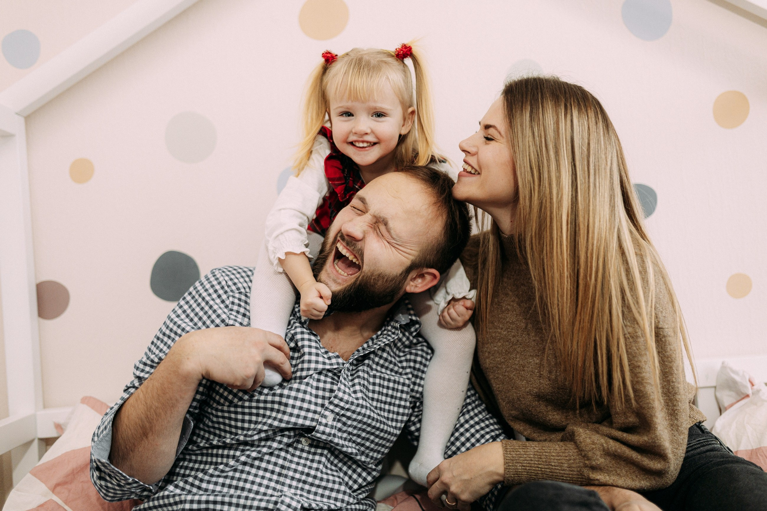Ģimenes fotosesijas mājās ar īpašu enerģiju