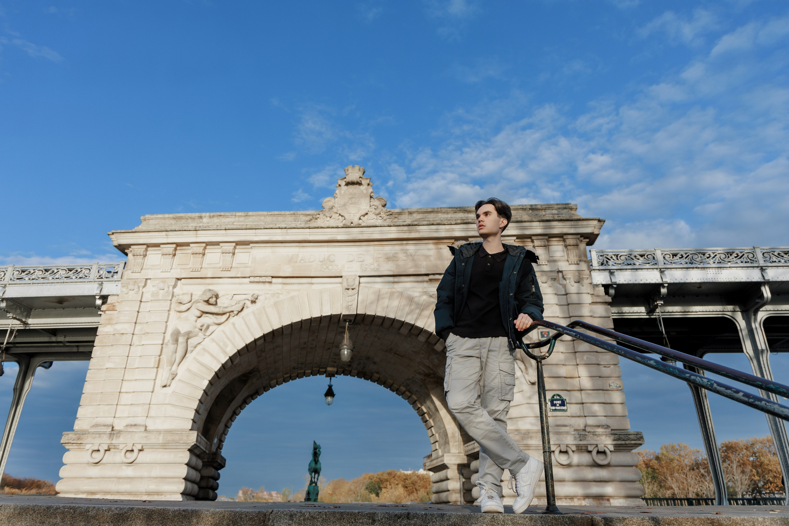 Bir-Hakeim Bridge in Paris — The Iconic Location for Luxury Proposal & Elopement Photography. Photographe à Paris