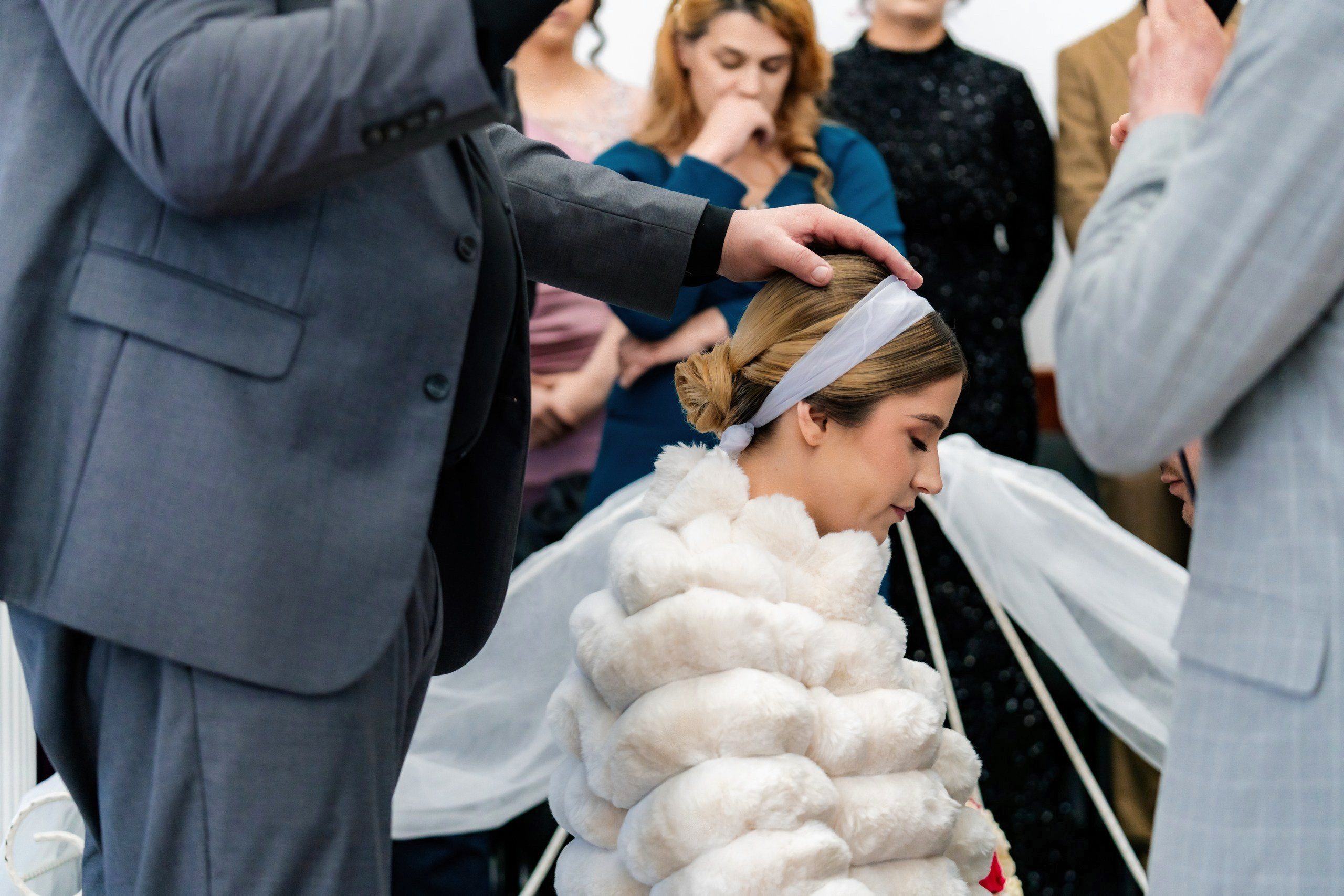 Fotograf nuntă Târgu Neamț – Samuel și Roxana, fotografie autentică realizată de AlinoFotoStudio 2. Fotograf nuntă Iași, Bacău, Suceava și Botoșani – Alin Chirilă surprinzând momente reale de nuntă 3. Fotografie de nuntă cu emoție și credință – AlinoFotoStudio, fotograf povestitor 4. Fotograf profesionist nuntă în Moldova – cadre naturale și pline de emoție 5. Alin Chirilă fotograf nuntă – poveste reală surprinsă prin fotografie 6. Fotograf nuntă cu stil documentar – momente autentice din ziua nunții Pregătiri mireasă acasă – fotografie naturală realizată de Alin Chirilă fotograf nuntă 8. Detalii din ziua nunții – fotograf nuntă Iași și Botoșani, AlinoFotoStudio 9. Emoții din dimineața nunții – fotograf profesionist Moldova 10. Cadre autentice din pregătiri – fotograf nuntă Suceava și Bacău Ceremonie religioasă nuntă – moment emoționant surprins de fotograf Alin Chirilă 12. Nuntă cu valori creștine – fotografie din biserică realizată cu discreție 13. Rugăciune și emoție în ziua nunții – fotograf nuntă Târgu Neamț 14. Legământ în fața lui Dumnezeu – fotografie de nuntă autentică 15. Fotograf nuntă biserică – momente sincere și pline de semnificație Petrecere de nuntă – cadre naturale realizate de AlinoFotoStudio 17. Bucurie și dans la nuntă – fotograf nuntă Iași și împrejurimi 18. Momente autentice de la restaurant – fotograf nuntă Bacău Suceava 19. Atmosferă de nuntă surprinsă discret – Alin Chirilă fotograf -AlinoFotoStudio – fotograf nuntă cu abordare naturală și emoțională 21. Alin Chirilă fotograf – povestitor prin fotografie de nuntă 22. Fotograf nuntă în Moldova – stil documentar și autentic 23. Fotografie de nuntă sinceră și elegantă – AlinoFotoStudio- Fotograf nuntă Iași Bacău Suceava Botoșani – Alin Chirilă AlinoFotoStudio 26. Fotograf nuntă Târgu Neamț și Moldova – fotografie profesională de eveniment 27. Fotograf nuntă cu valori creștine și stil documentar – AlinoFotoStudio - Alin Chirilă – AlinoFotoStudio Fotograf nuntă Iași • Bacău • Suceava • Botoșani - Samuel & Roxana, Târgu Neamț -Momente reale, trăite sincer și păstrate pentru totdeauna.