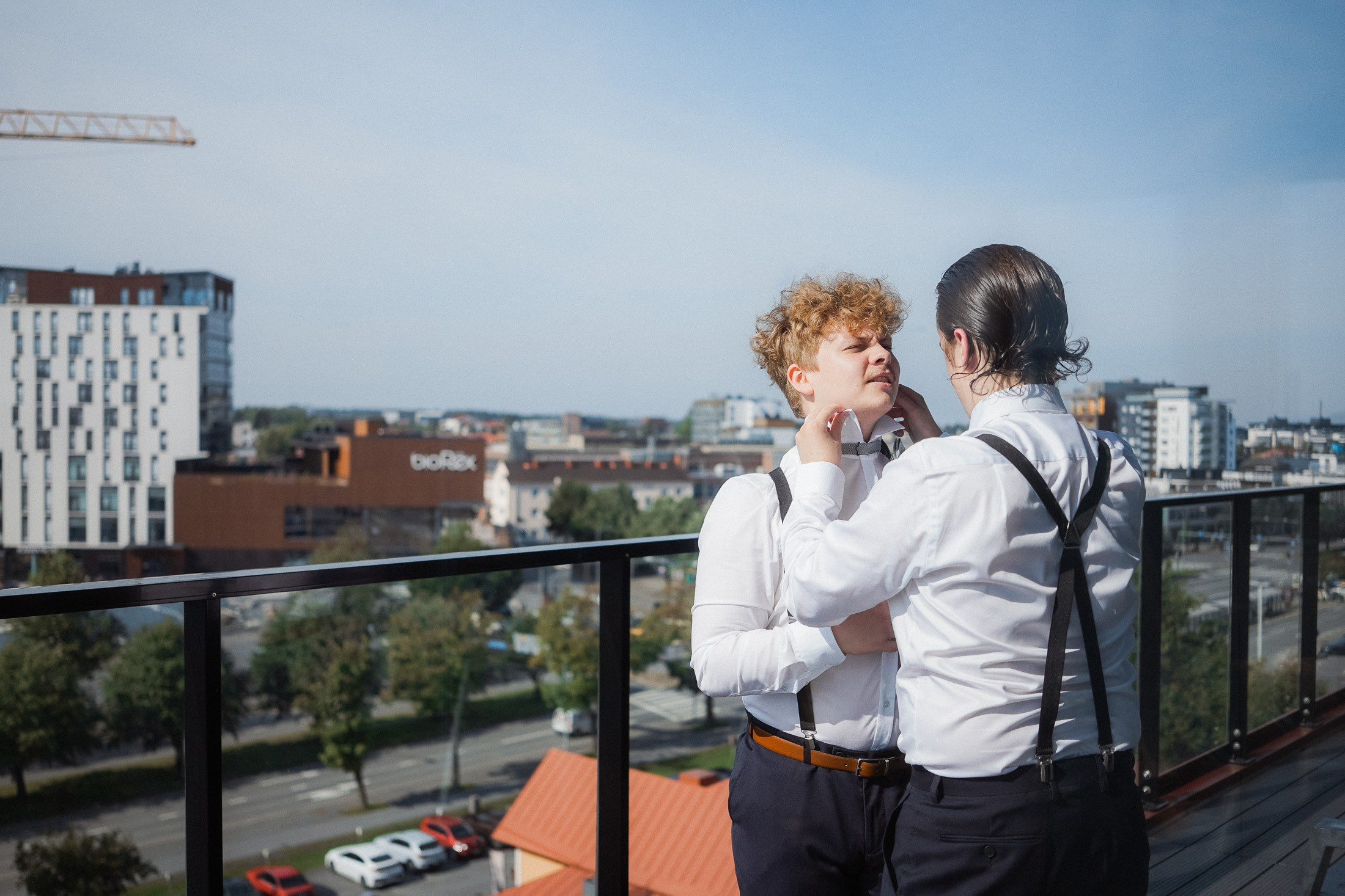 Sulhanen ja bestman Alma hotellin parvekkeella