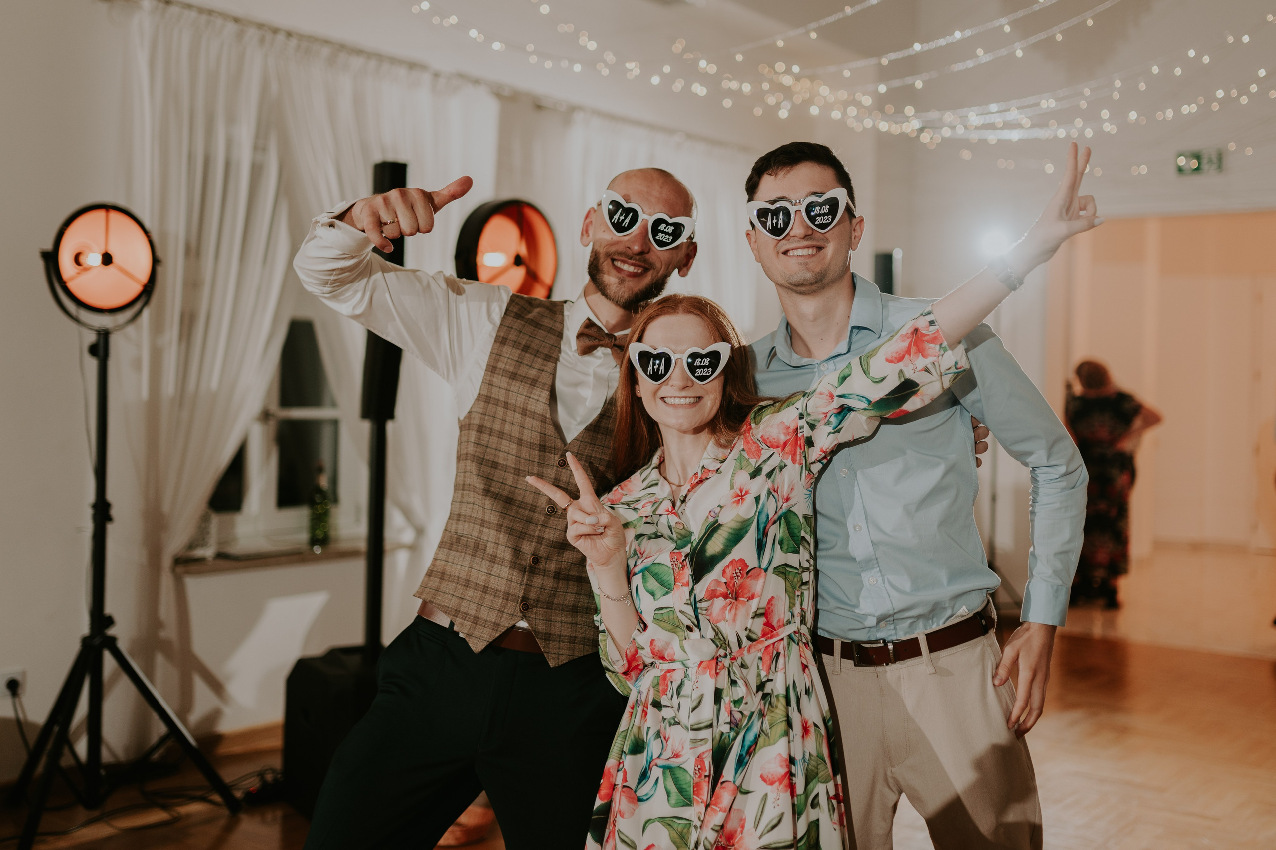 Dwór Wierzbno: plenerowy ślub pod wierzbą. Karkowskafoto - fotografia miłości