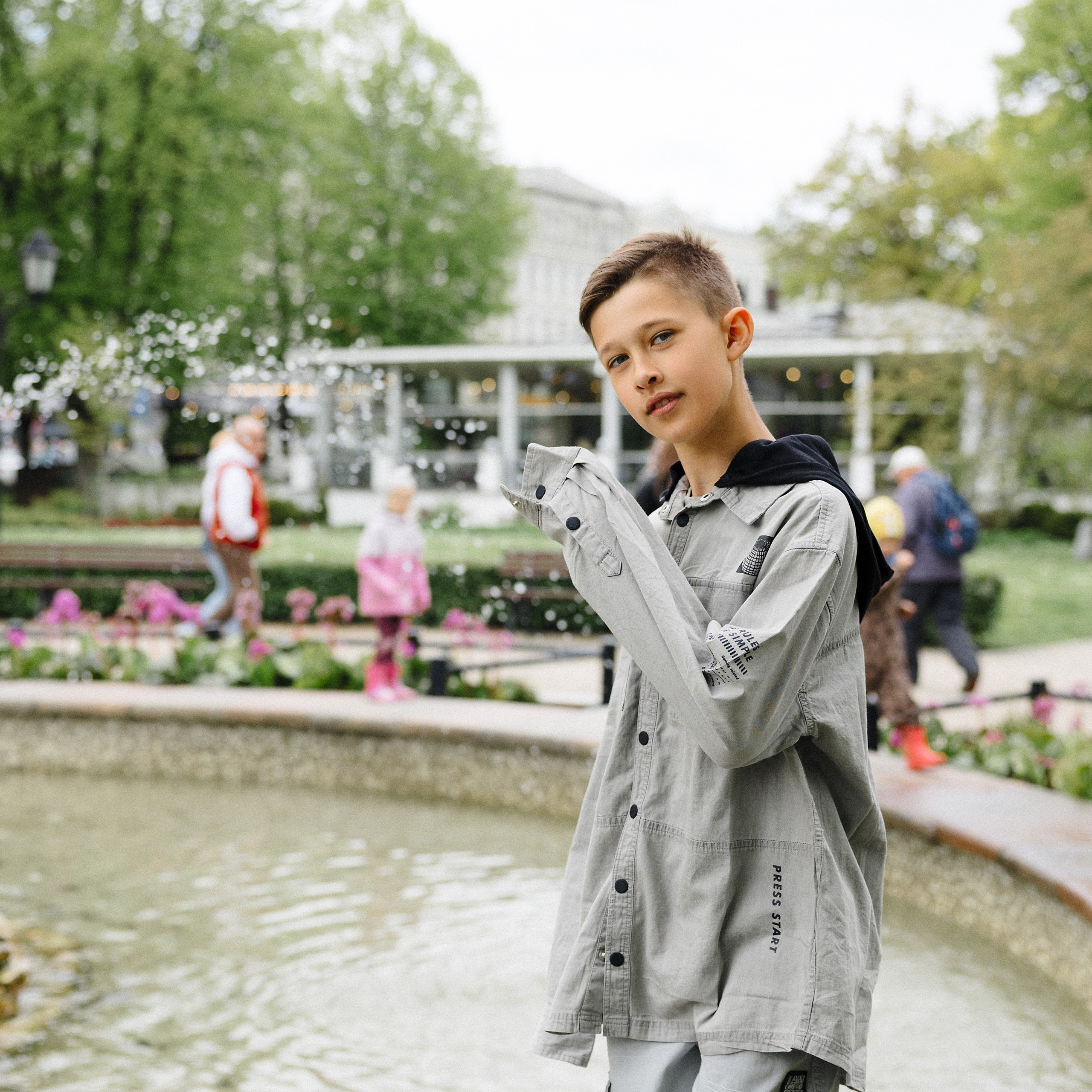 Семейная фотосессия в парке — прогулка с мужем и двумя сыновьями в живых кадрах. Евгений Тимофеев | Свадебный и контент-фотограф и видеограф в Риге