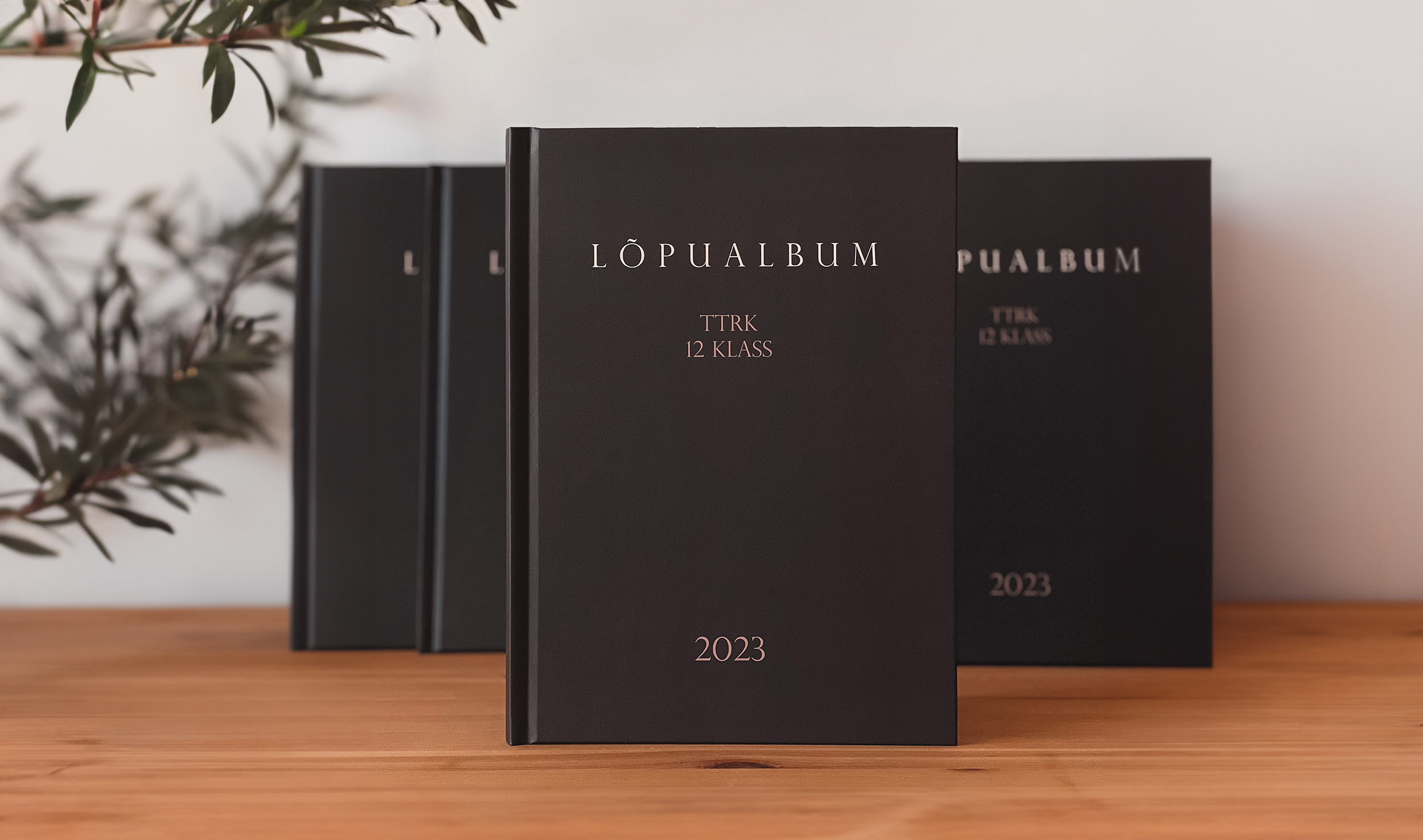 Школьный элегантный минималистичный эстетичный дизайн выпускного альбома, фотограф в таллинне