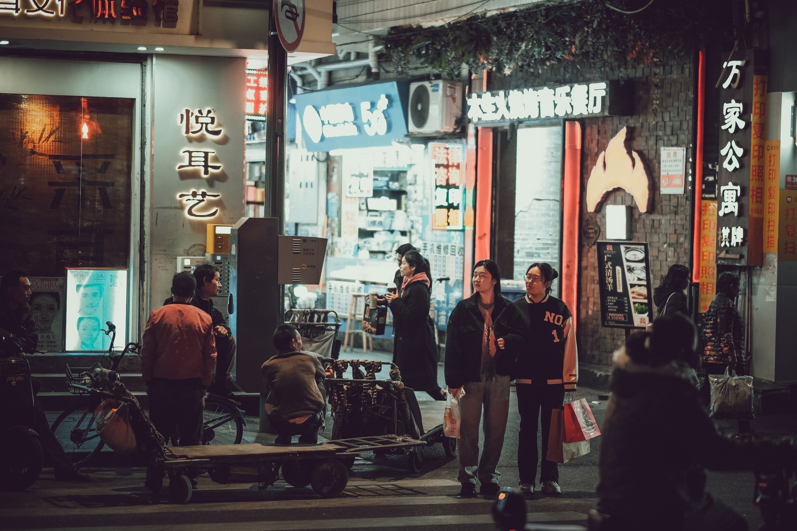 Guangzhou Street Photography | Guangzhou City Photos | 广州塔 |📍 China