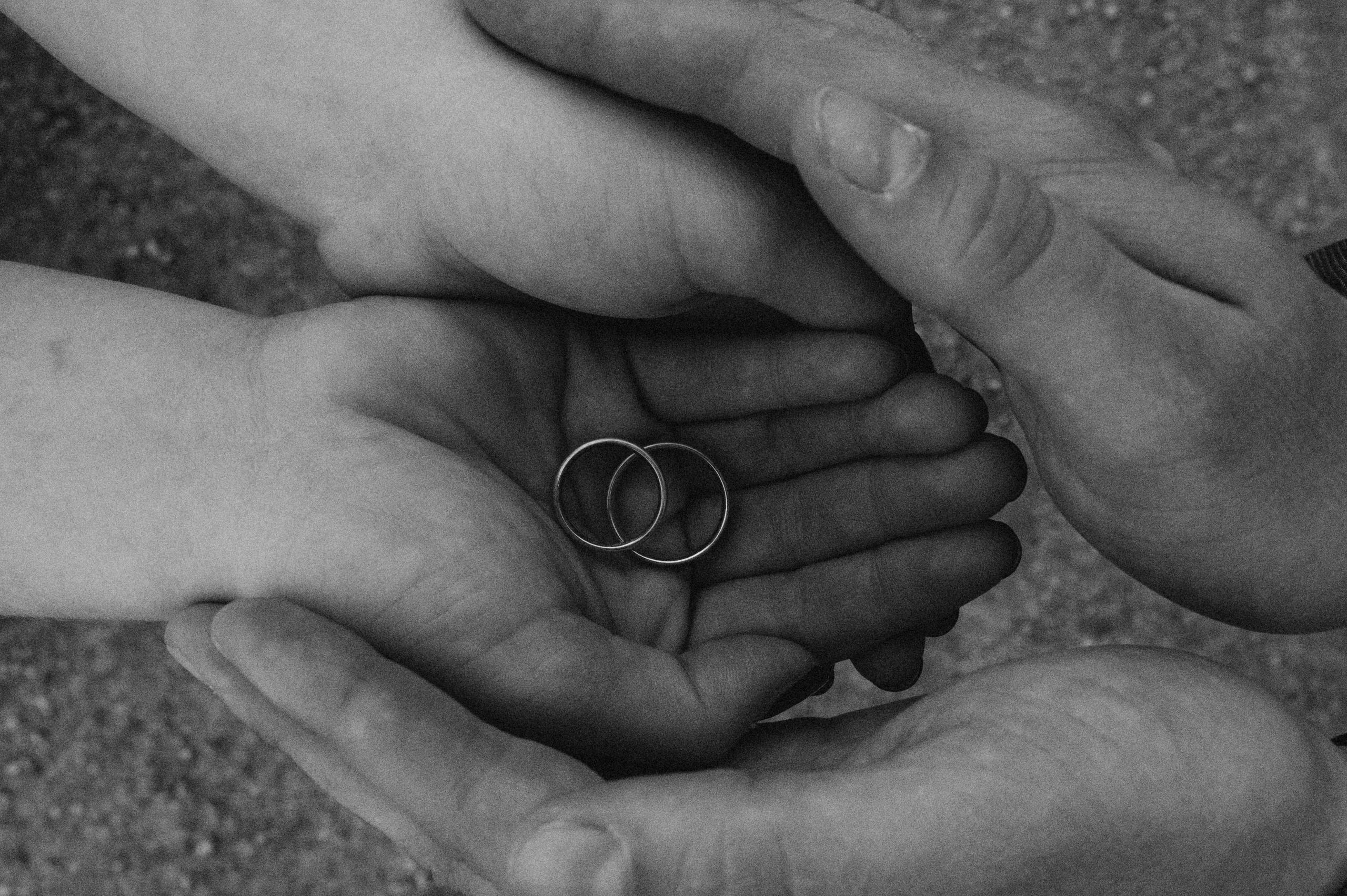 Hände mit Trauringen.