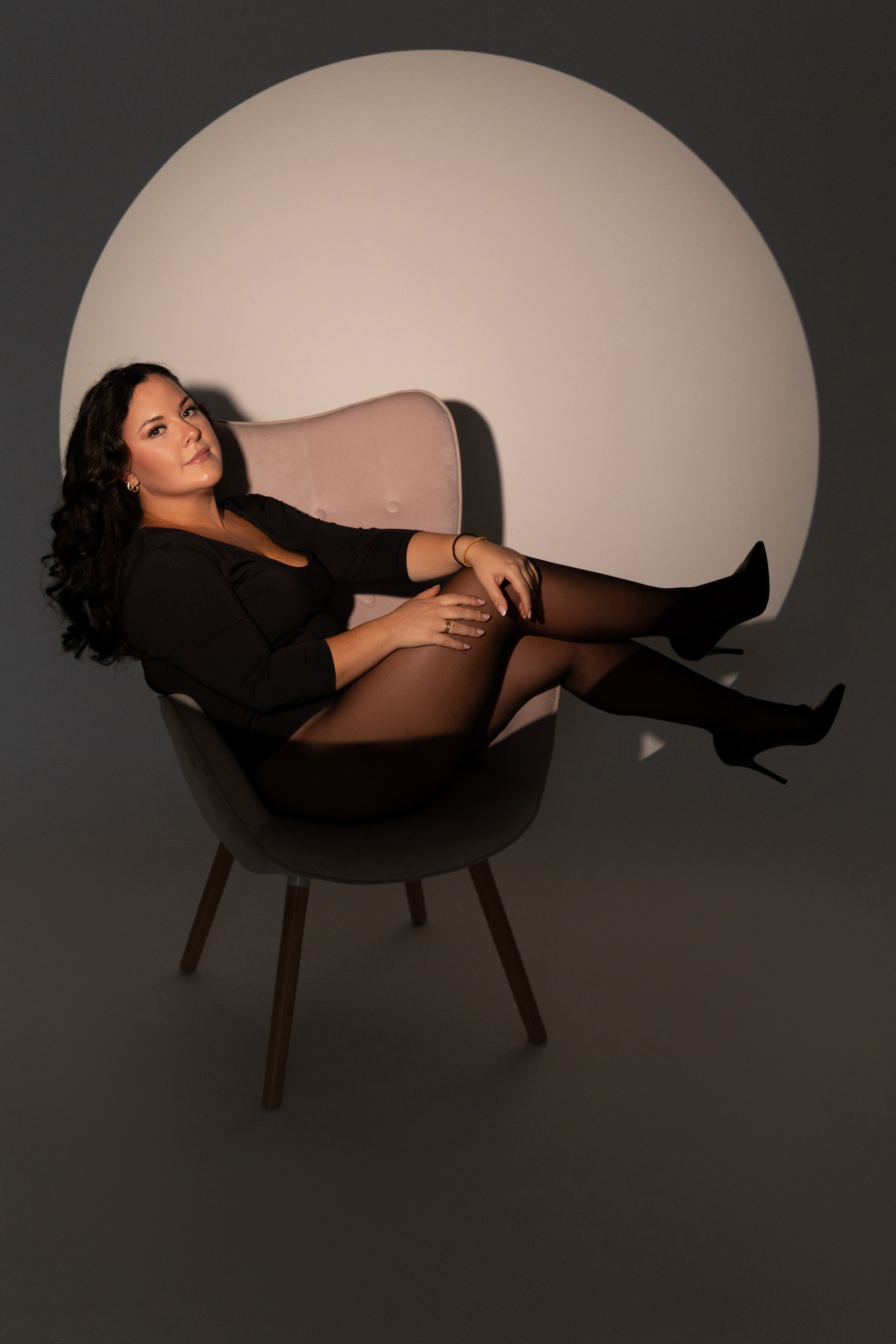 Künstlerisches Frauen Fotoshooting in Hagen – stilvolle Portraitfotografie mit kreativer Pose und emotionalem Ausdruck, JS Photography