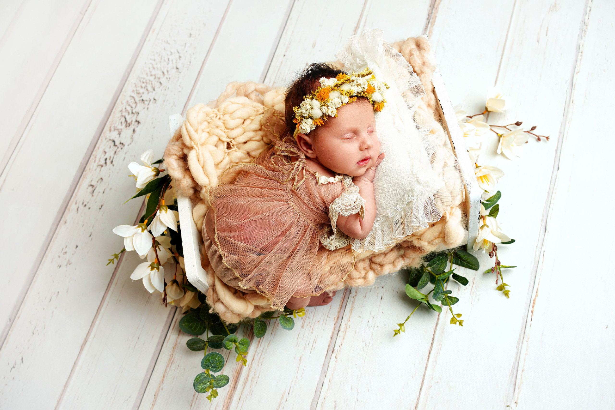 Babys auf Bauch, auf der Seite, entspannte Posen