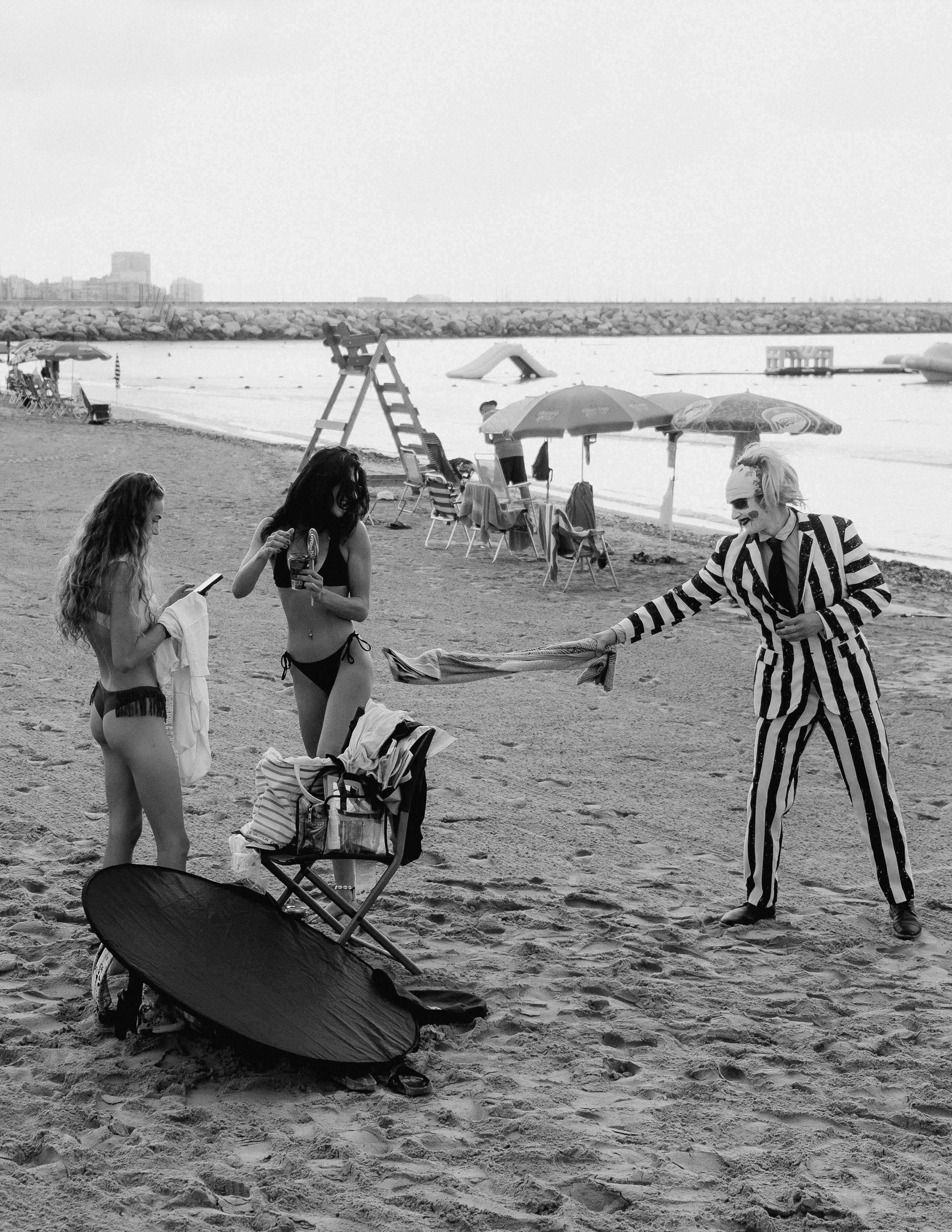 Beetlejuice на море: Экспериментальная фотосессия с цирковыми артистами — Фотограф Андрей Луковников