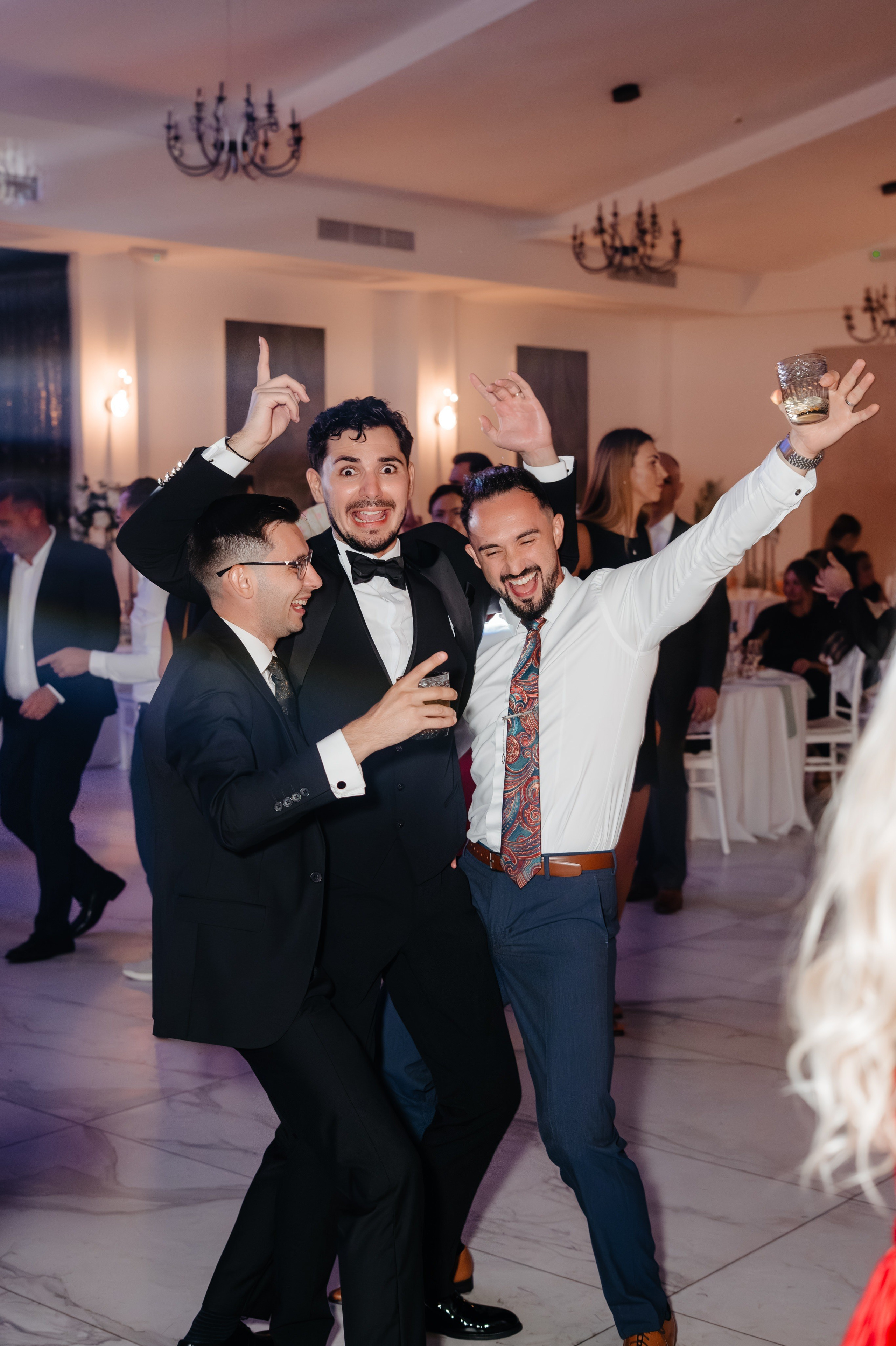 Povestea de nuntă a lui Anca și Dragoș în Bacău | Fotografie de Eveniment. Raw Studio. Fotograful tau de nunta!