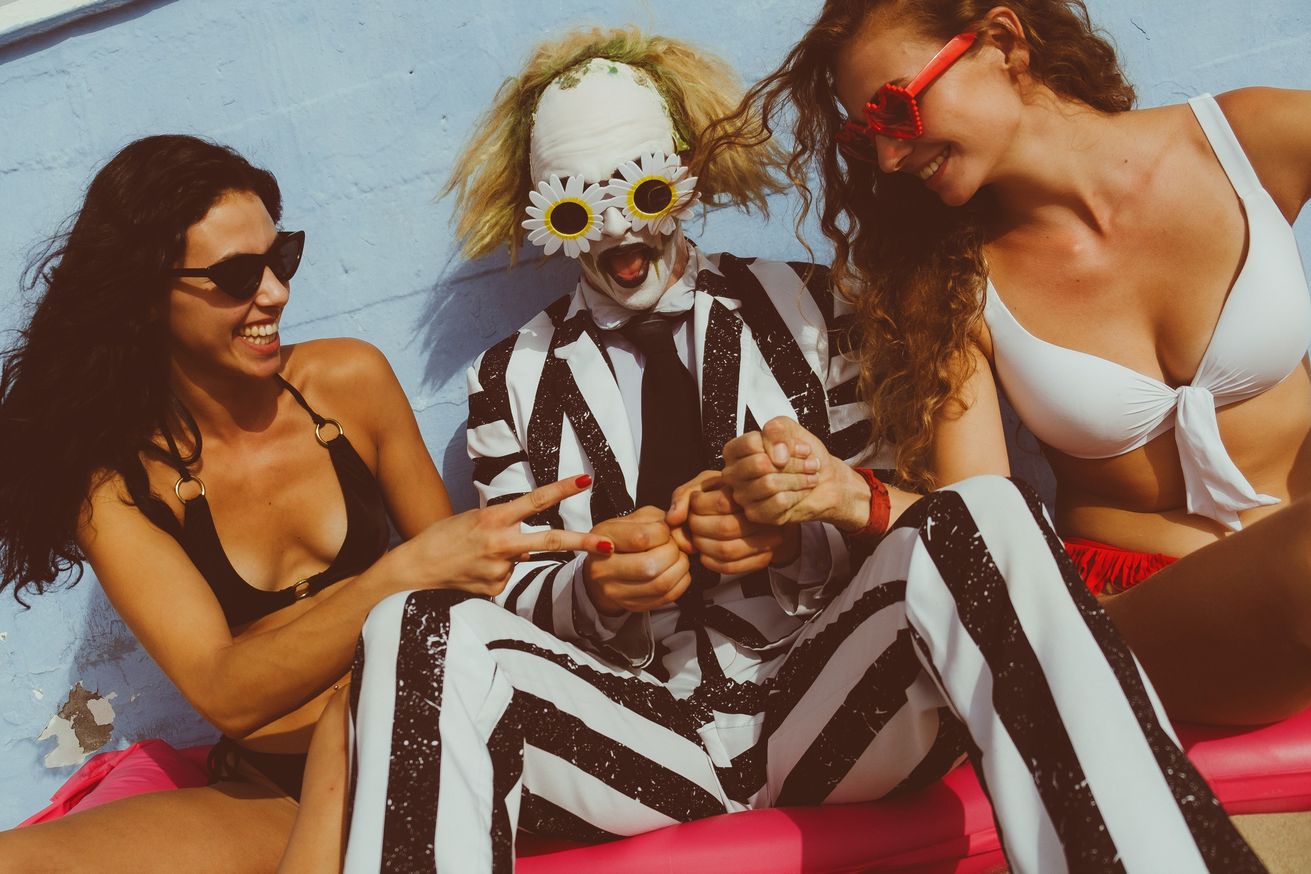 Beetlejuice на море: Экспериментальная фотосессия с цирковыми артистами — Фотограф Андрей Луковников