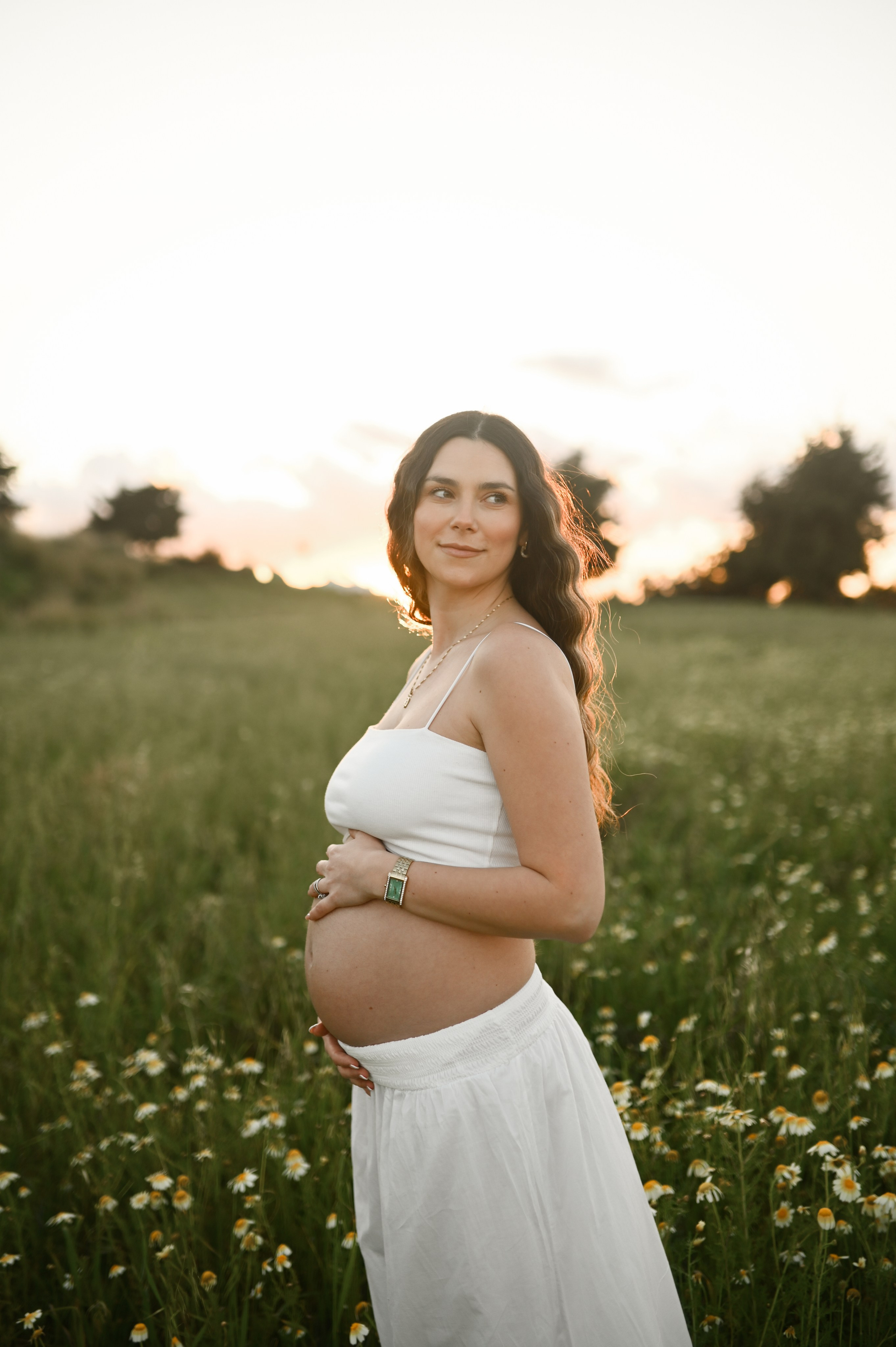 Ρομαντική φωτογράφιση εγκυμοσύνης σε χωράφι με λουλούδια. WELCOME