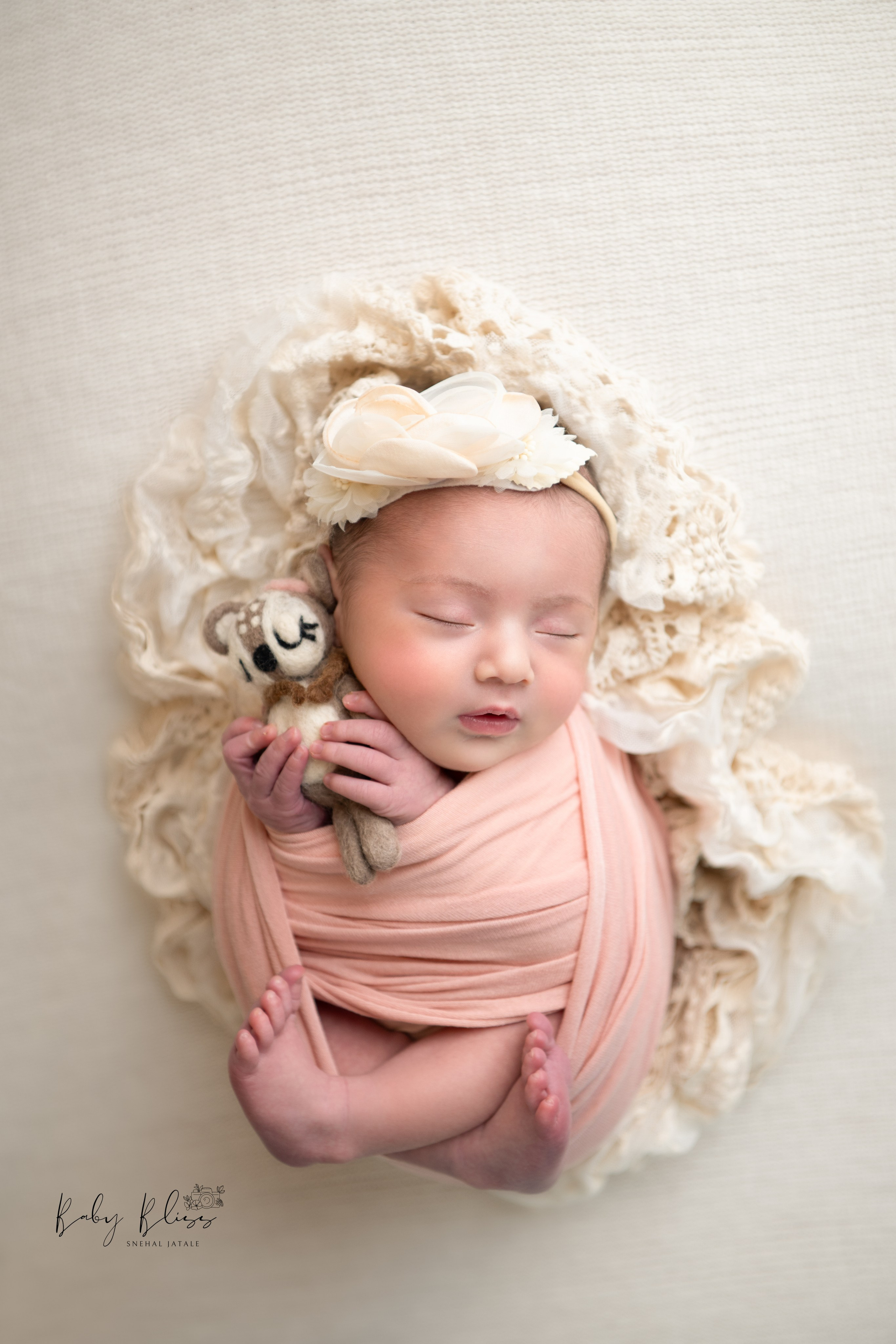 Best newborn photographer in Doha, Qatar. Best infant photoshoot in Doha, Qatar. Newborn photo session in Doha Qatar, baby, sitter, cake smash, pre-birthday, maternity, family photographer in Doha, Qatar