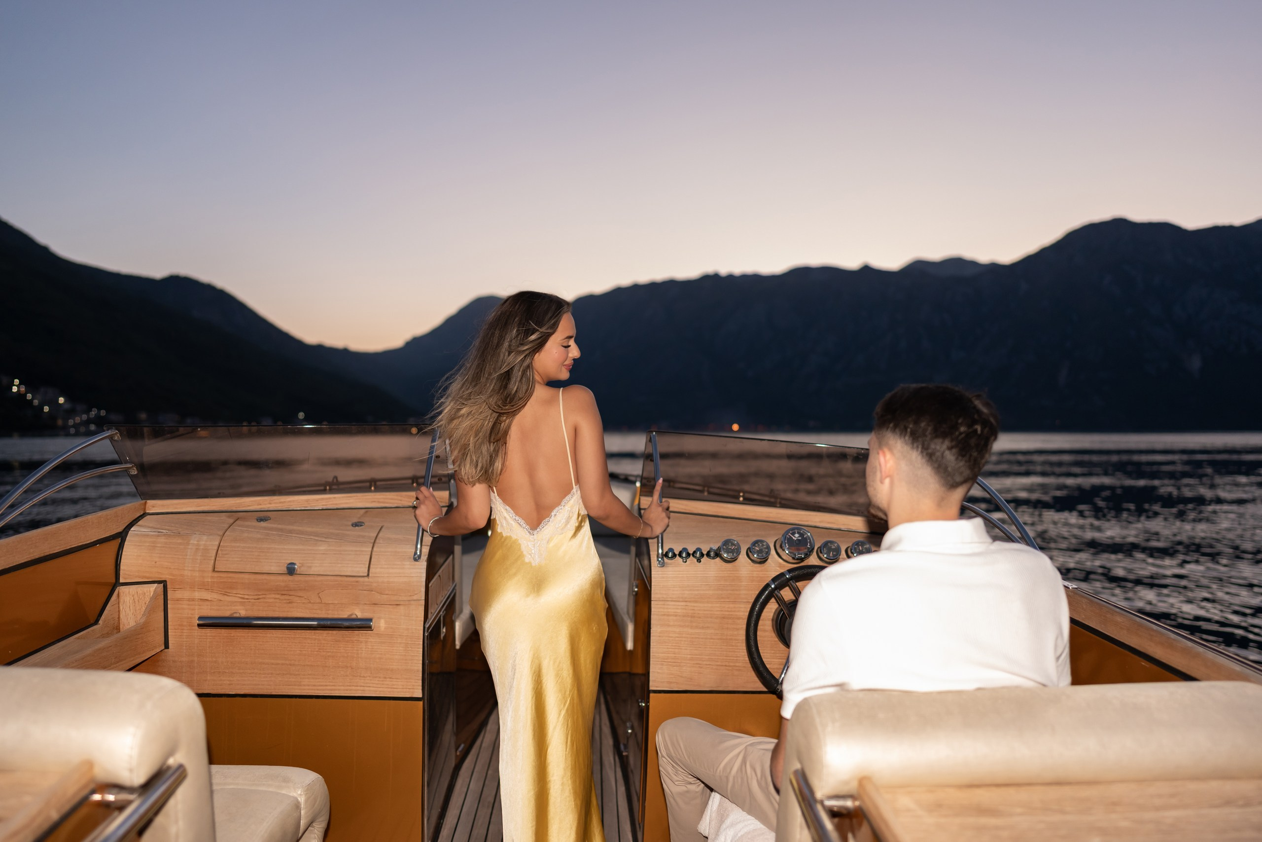 Etter solnedgang: Et sent kveldsfrieri på båt i Perast, Montenegro