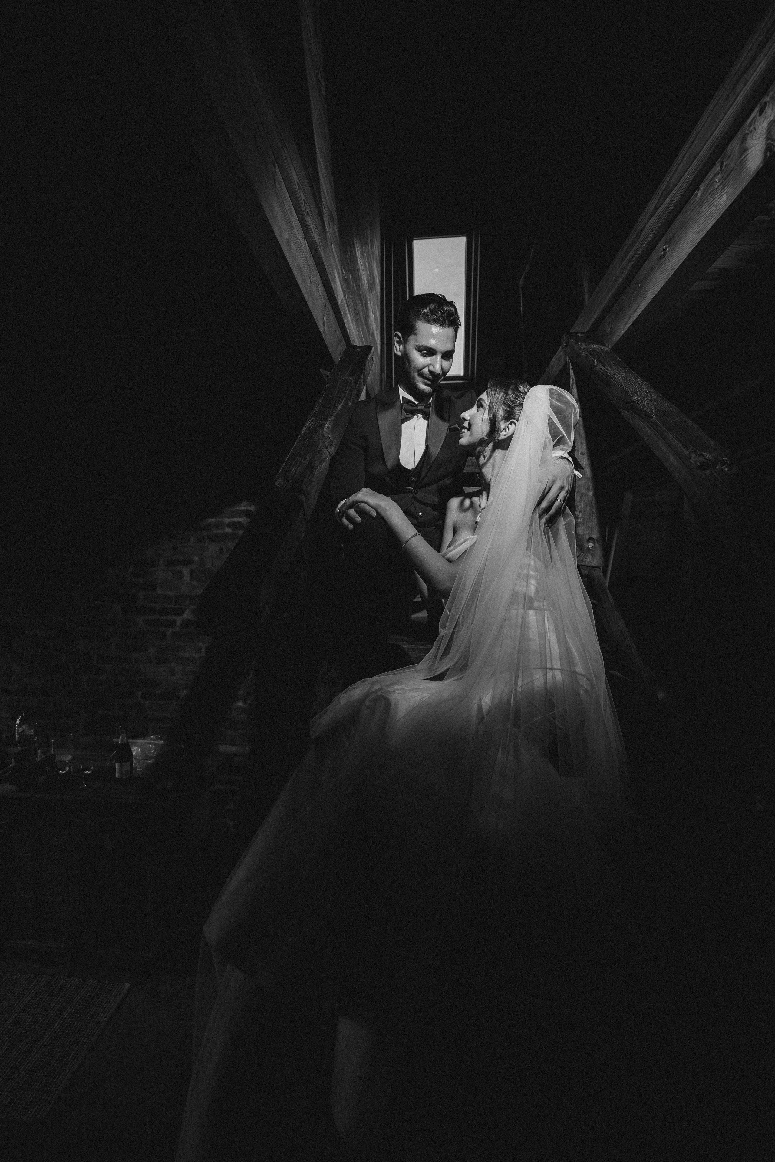 Portret de cuplu artistic realizat în interiorul Cabanei Masiv, Comănești.