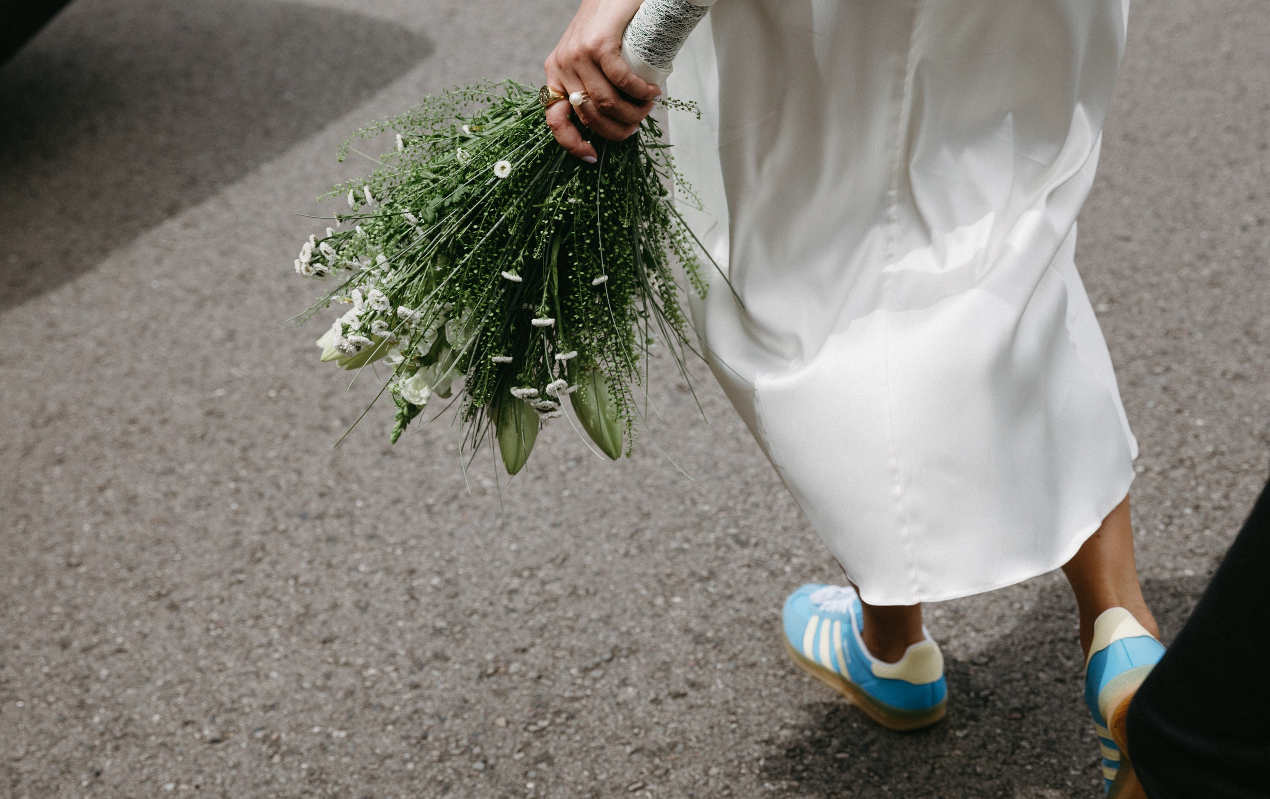 Nahaufnahme Brautstrauß mit weißen Blumen und grünem Laub