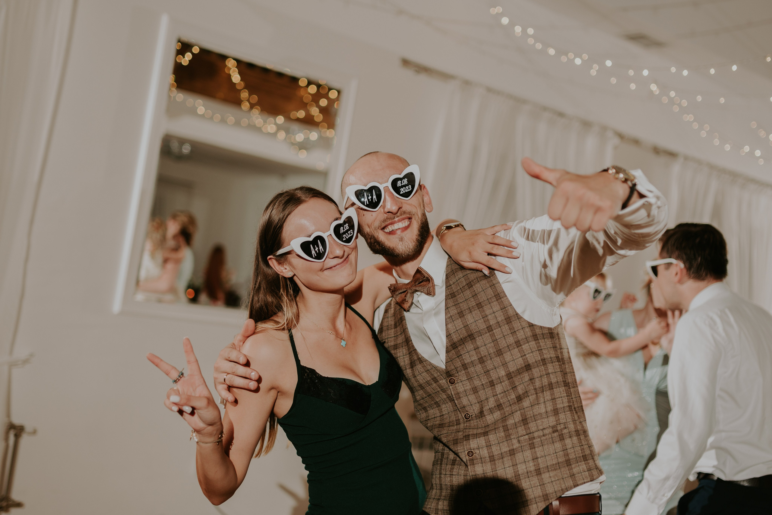 Dwór Wierzbno: plenerowy ślub pod wierzbą. Karkowskafoto - fotografia miłości