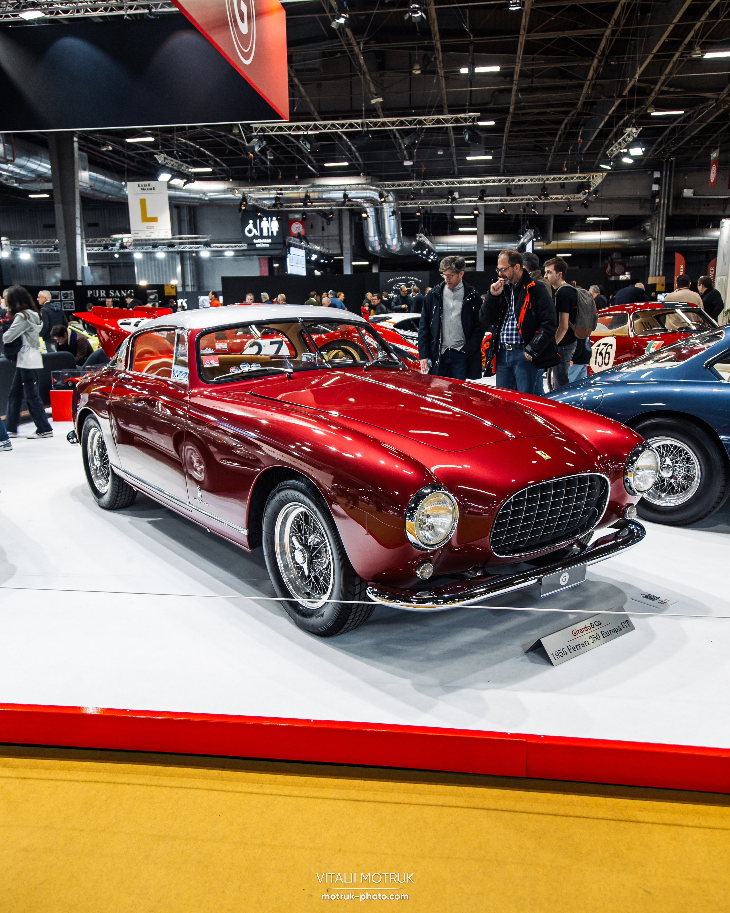 Retromobile 2023. Photographe de voitures à Paris — Vitalii Motruk