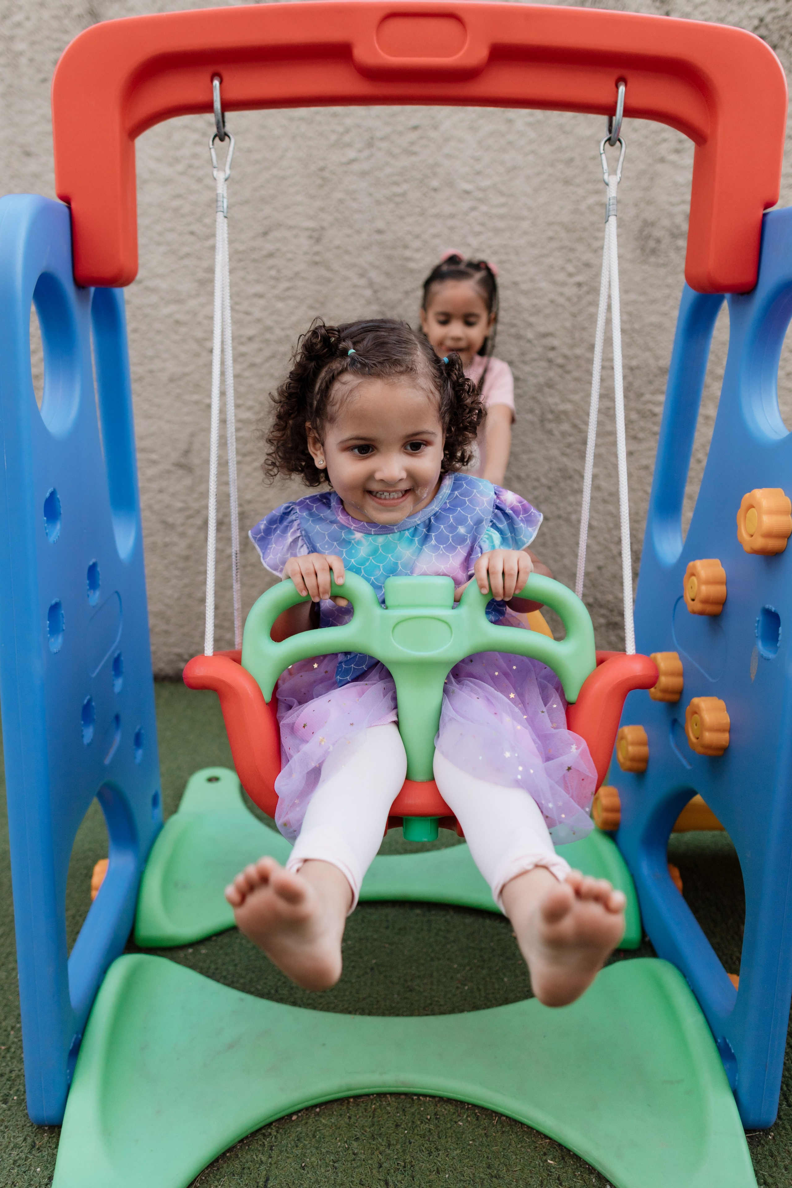 Crianças brincando em balanço de forma livre