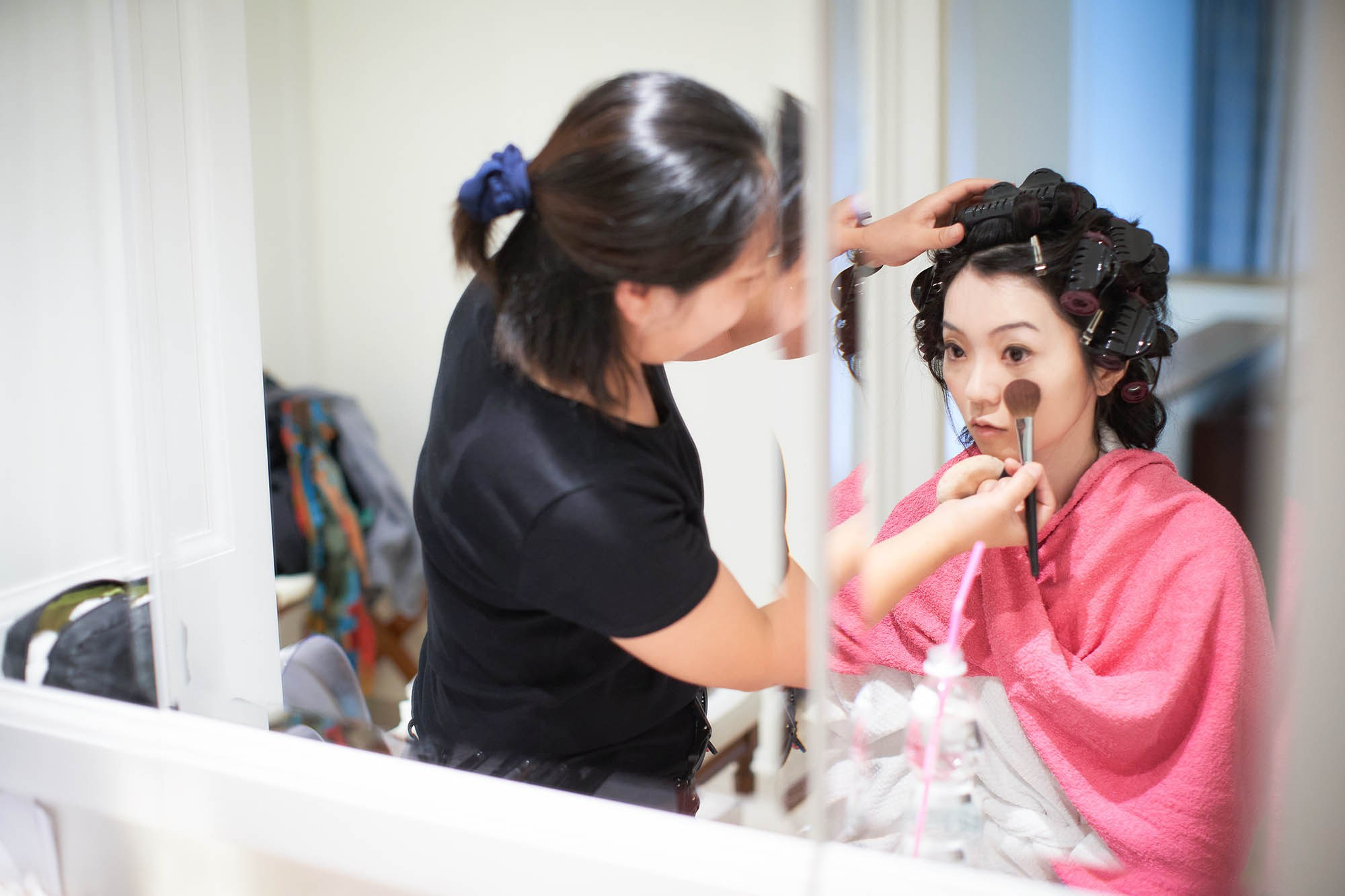 The makeup artist at work with Hitomi.