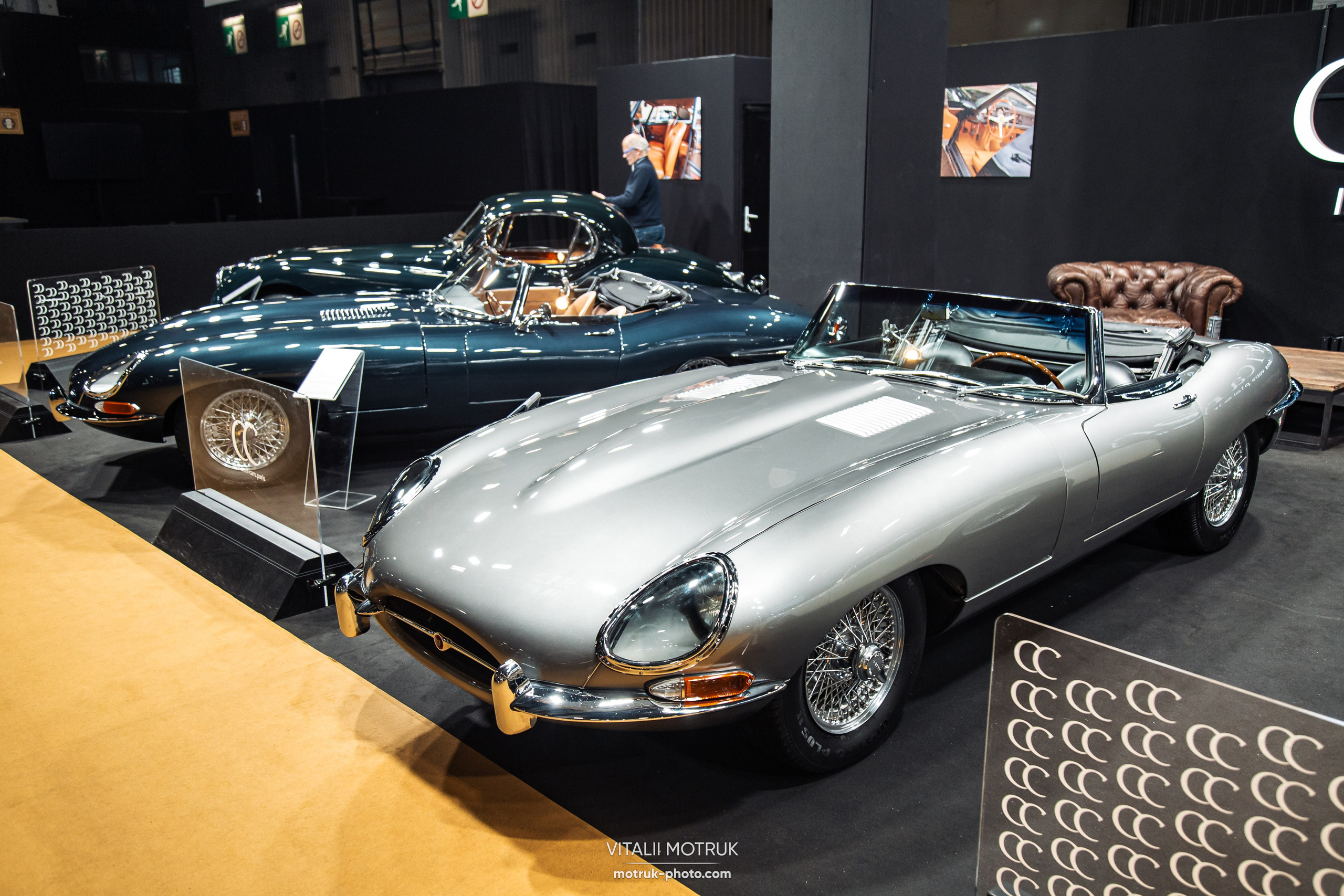 Retromobile 2023. Photographe de voitures à Paris — Vitalii Motruk
