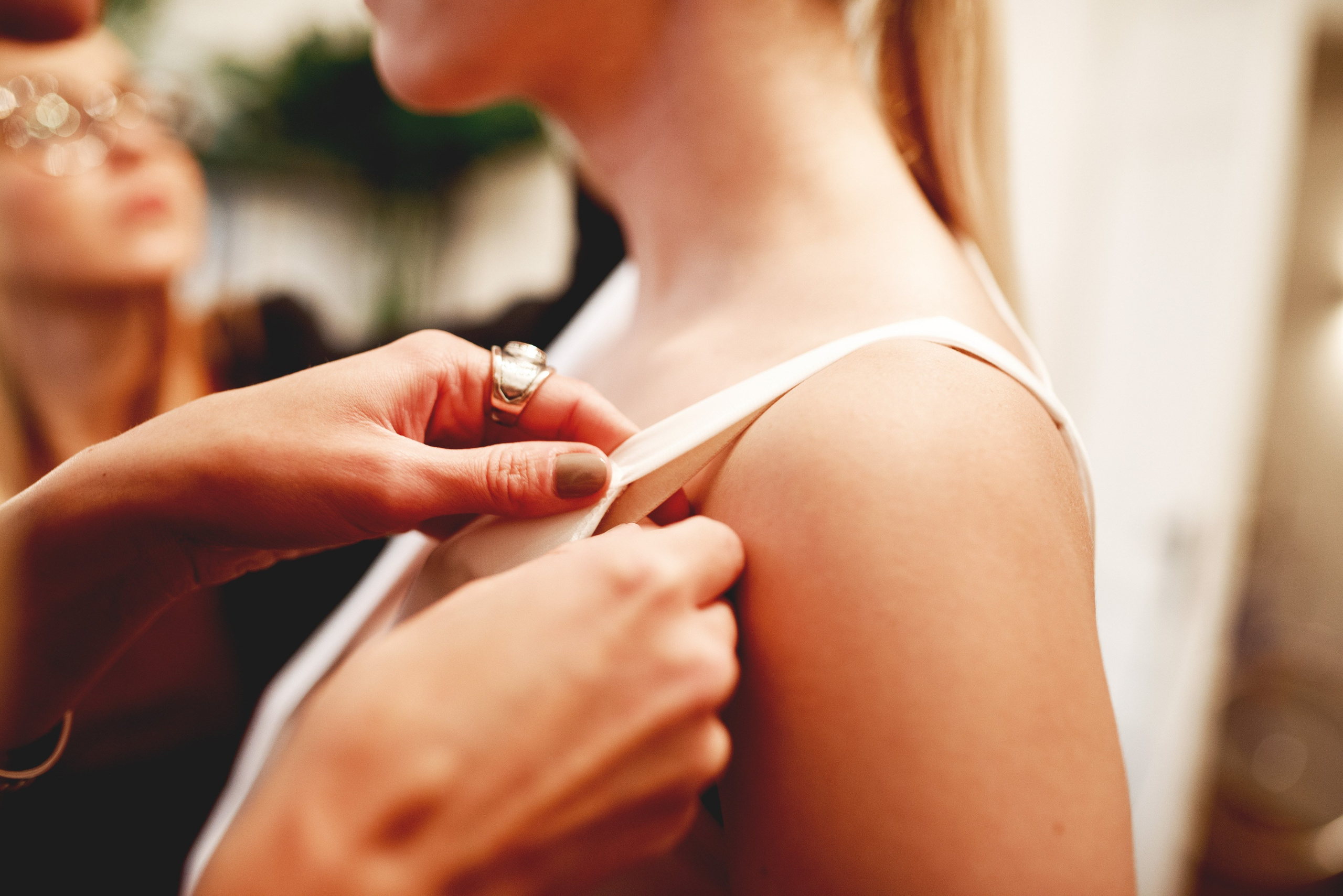 Vestuvių fotosesija, pasiruošimas, Vestuvių pasiruošimo fotografavimas. Vestuvių fotografas Vilnius Trakai kaina vestuvių fotografavimas fotografė personal.lt photogrpahy kainos jaunoji jaunikis nuotaka santuoka vestuvės, profesionali natūrali meninė reportažinė klasikinė fotosesija