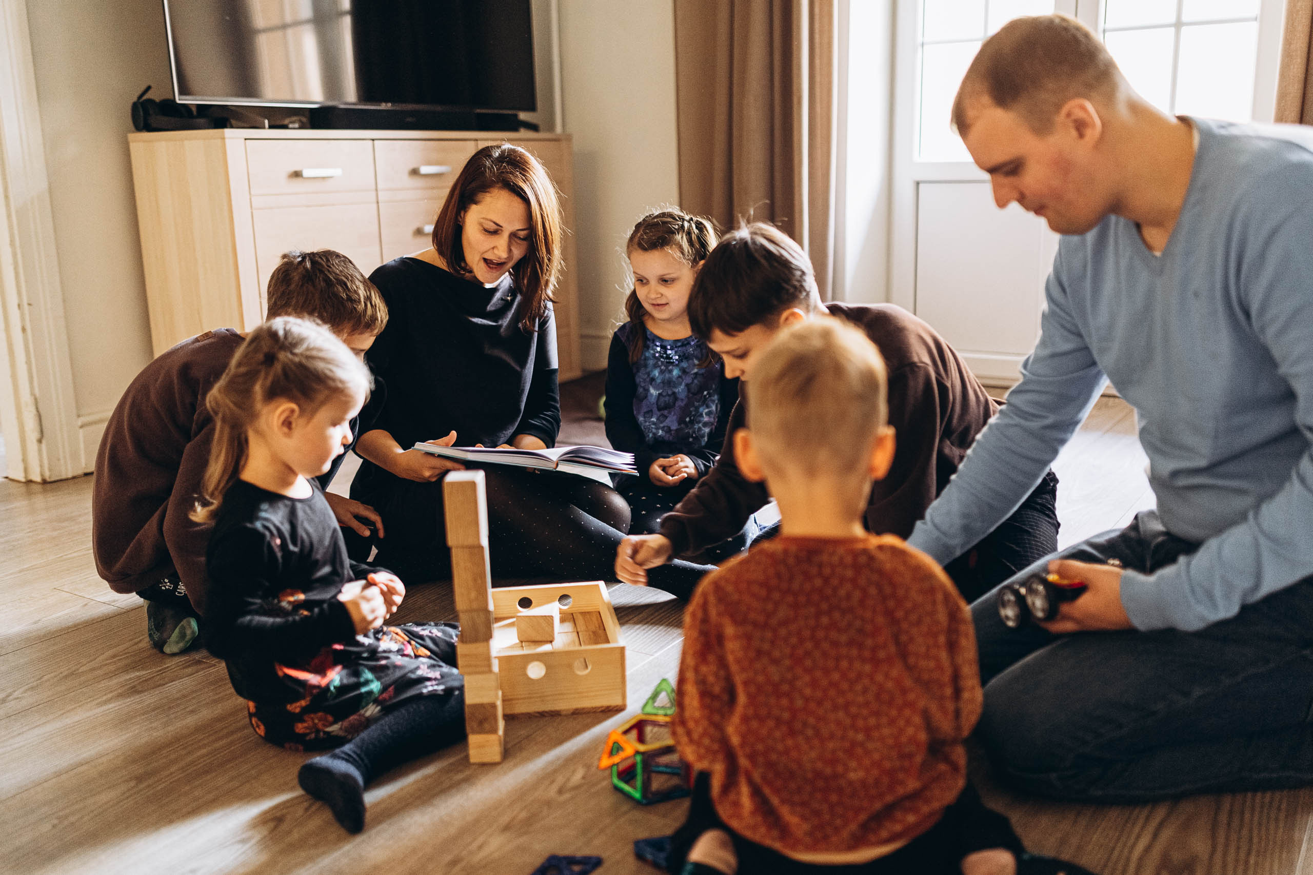 LIELA ĢIMENE UN SUNS