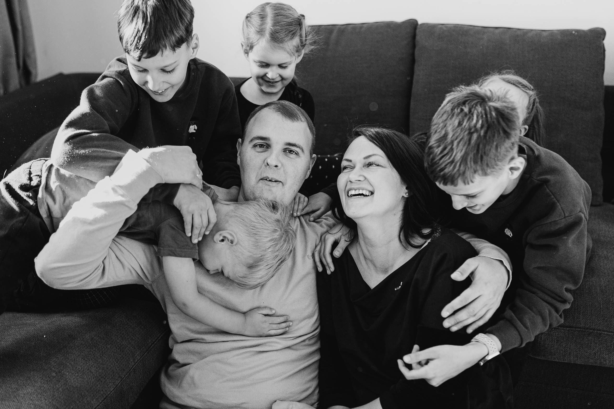 LIELA ĢIMENE UN SUNS