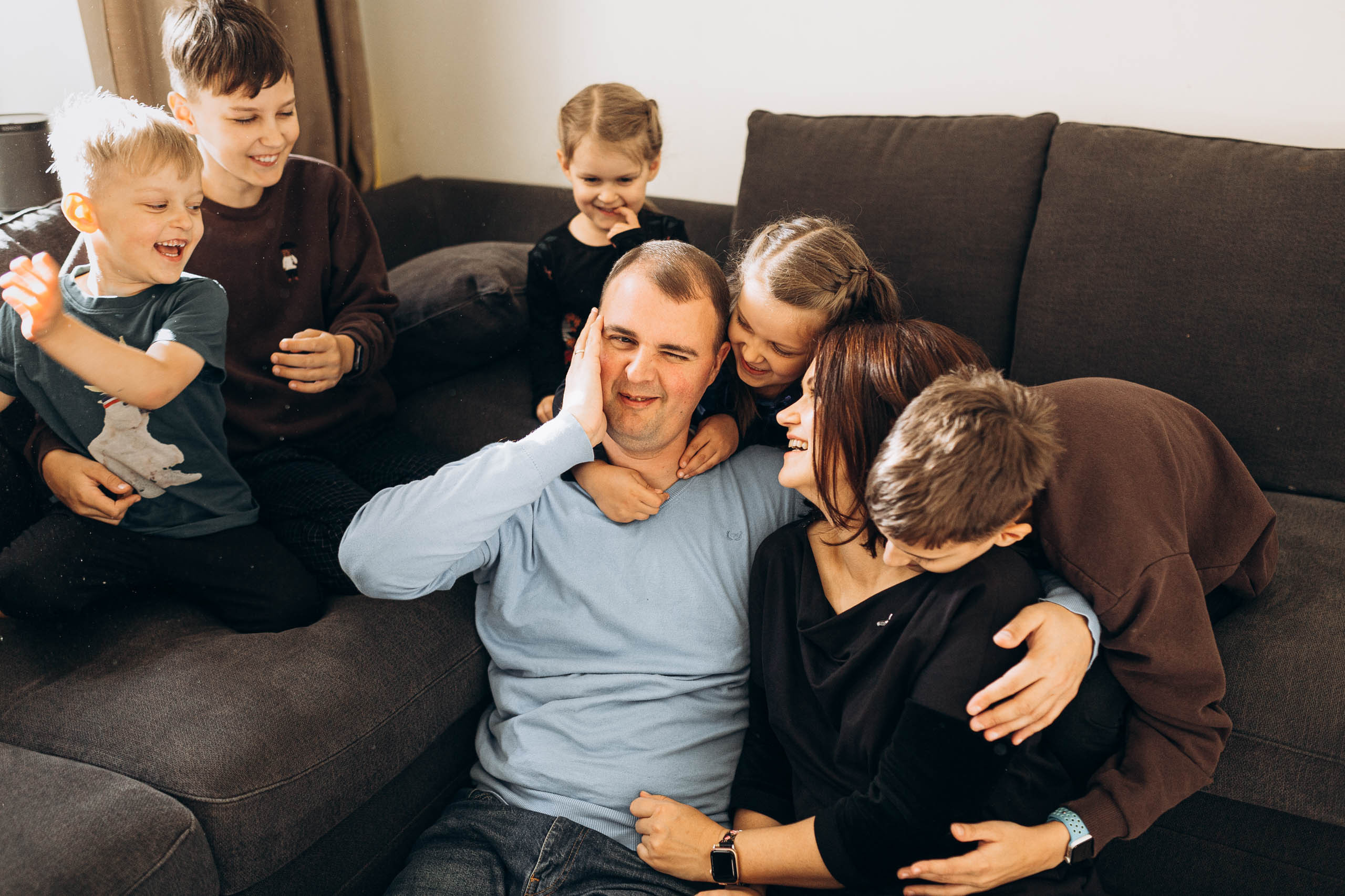 LIELA ĢIMENE UN SUNS