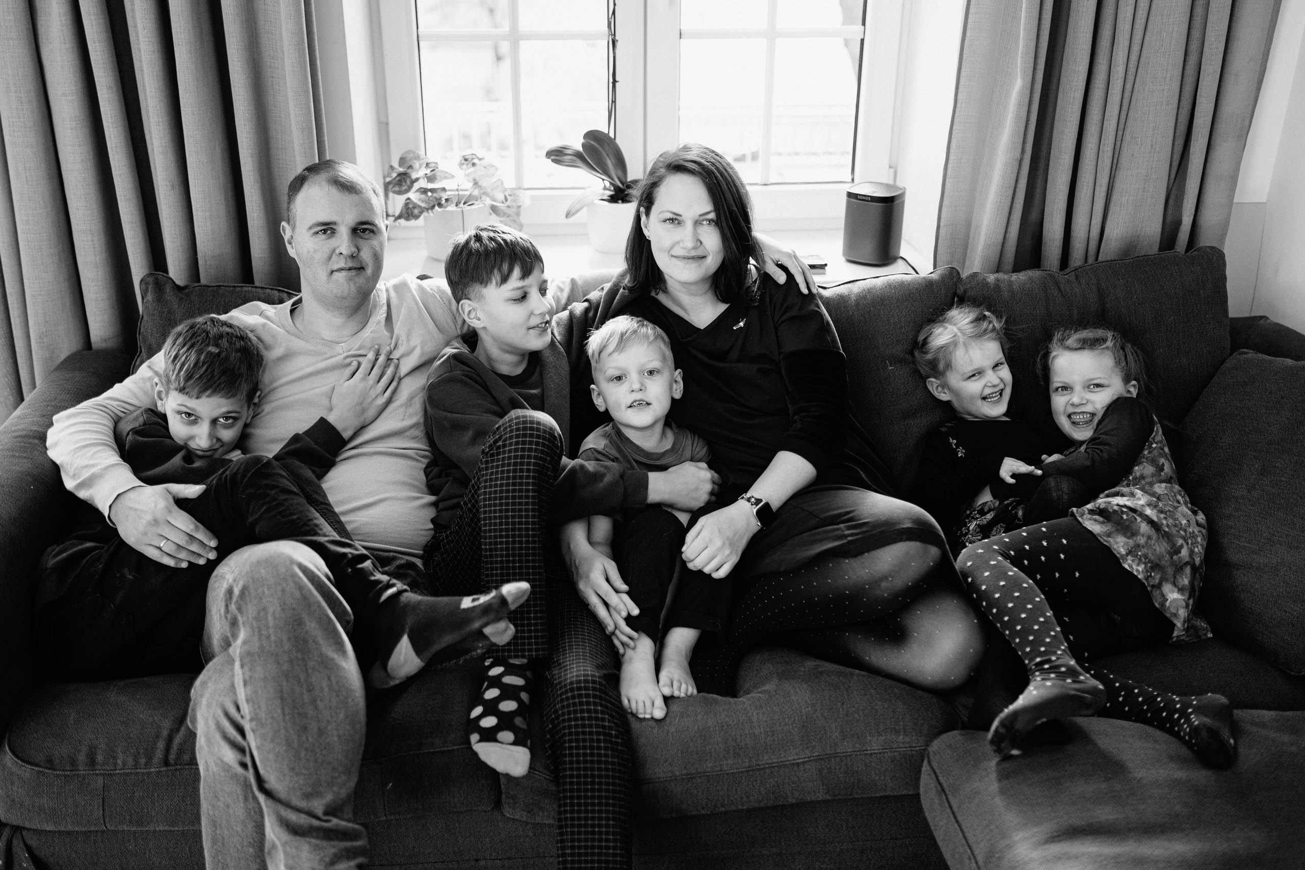 LIELA ĢIMENE UN SUNS