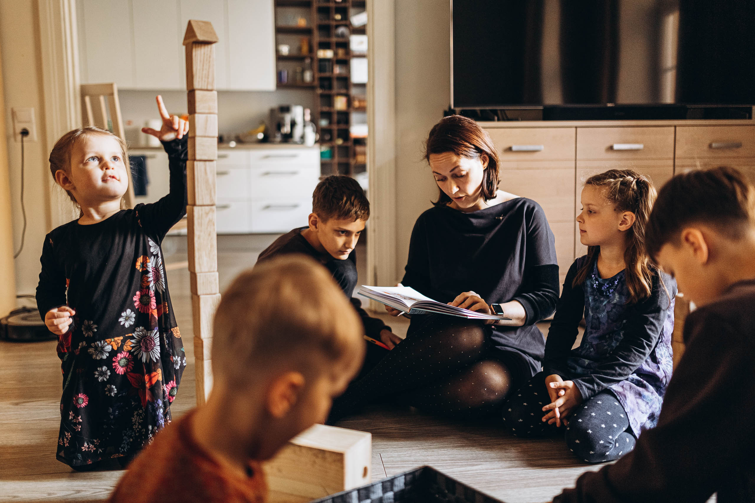 LIELA ĢIMENE UN SUNS